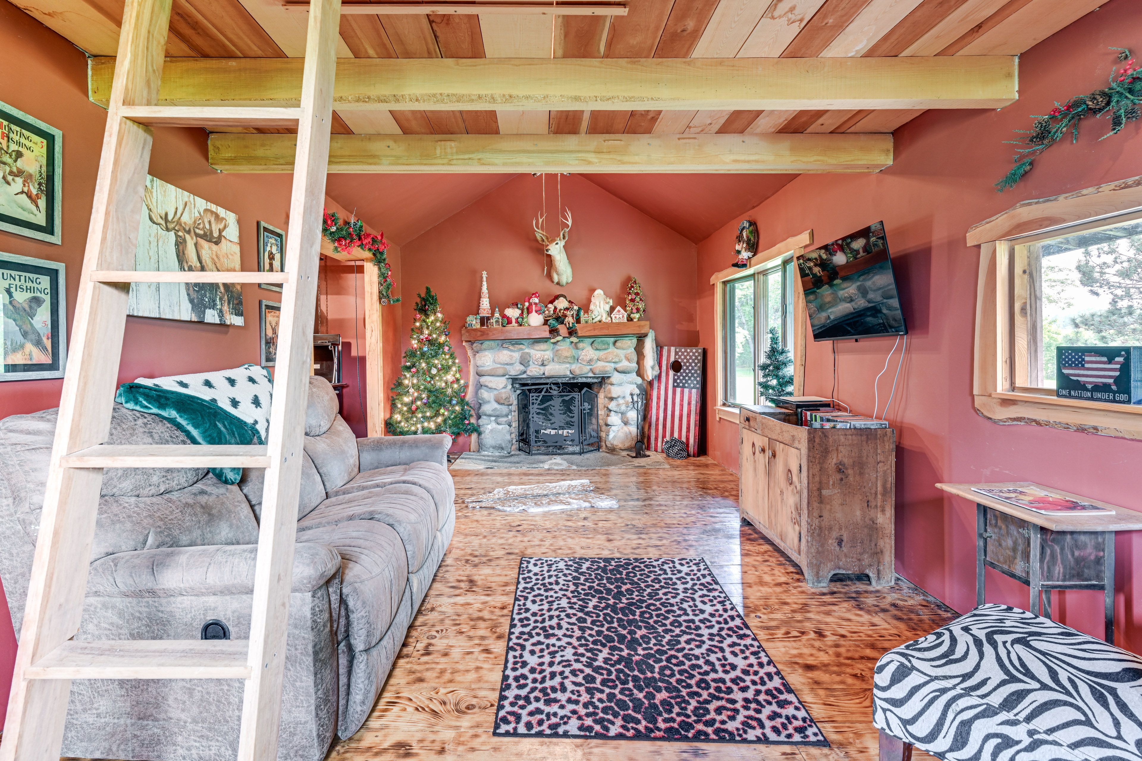 Rustic Cabin | Living Area | Smart TV | Fireplace