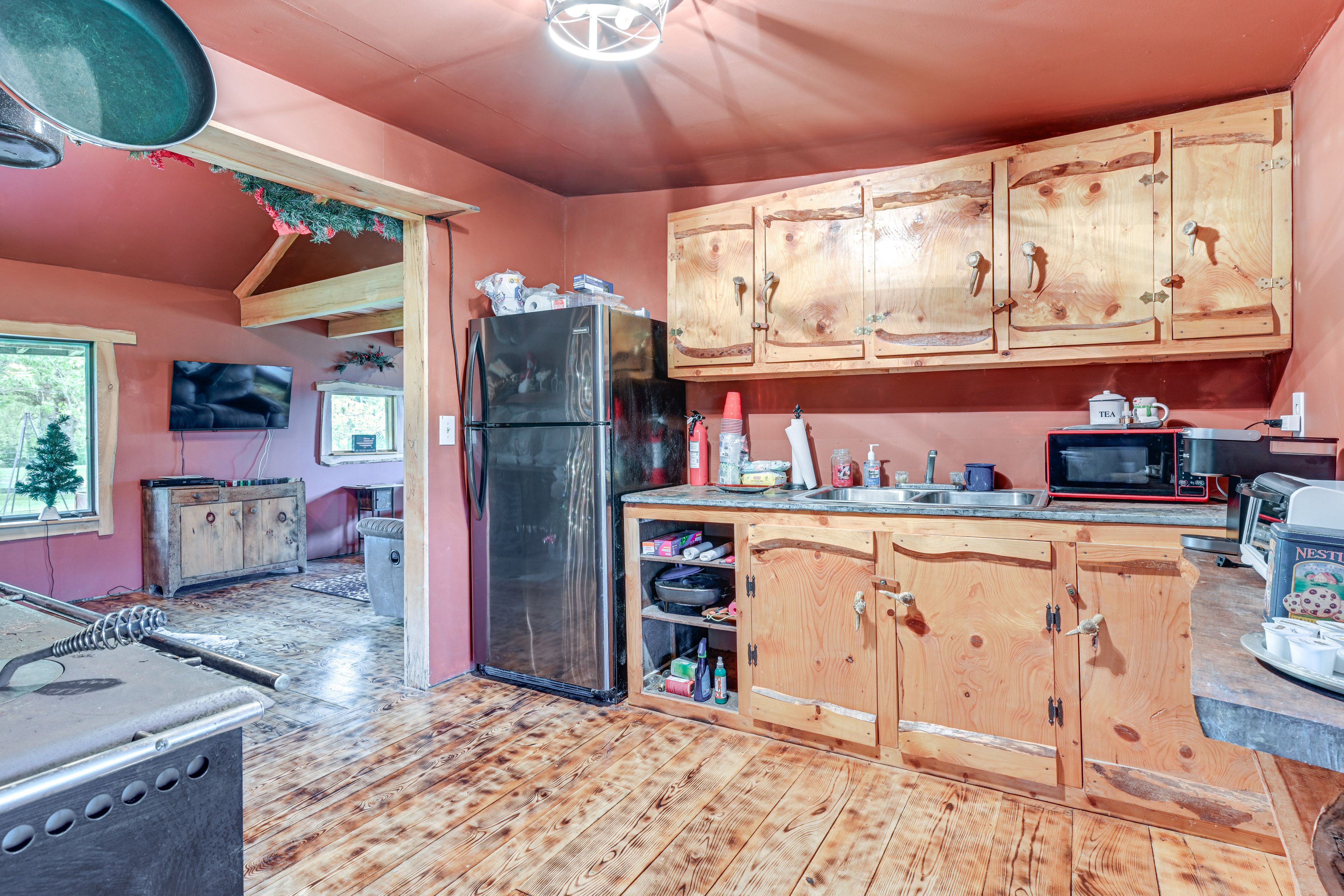 Rustic Cabin | Full Kitchen