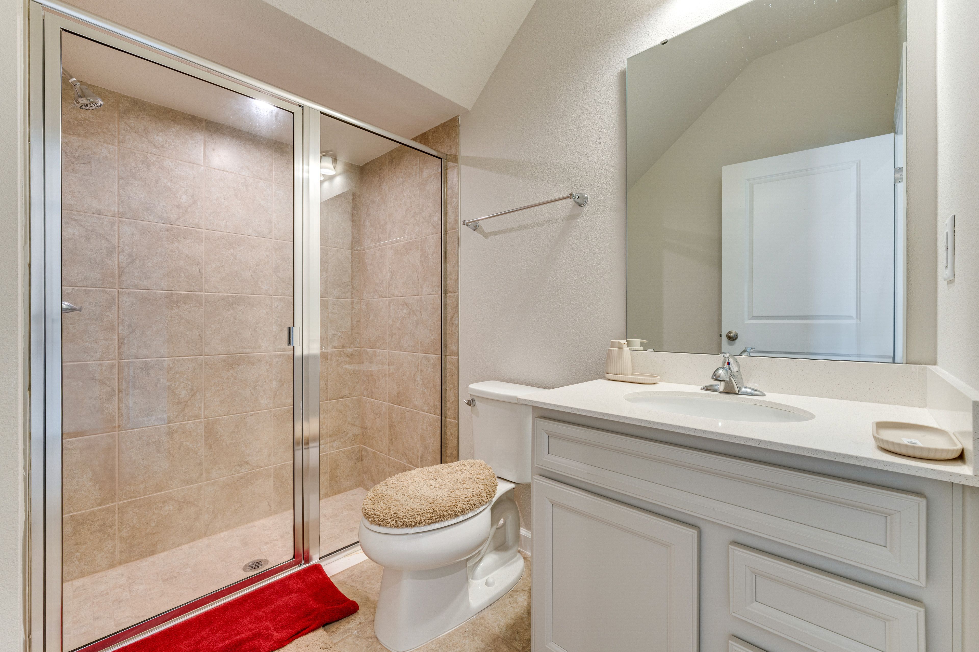 Full Bathroom | 1st Floor | Towels Provided