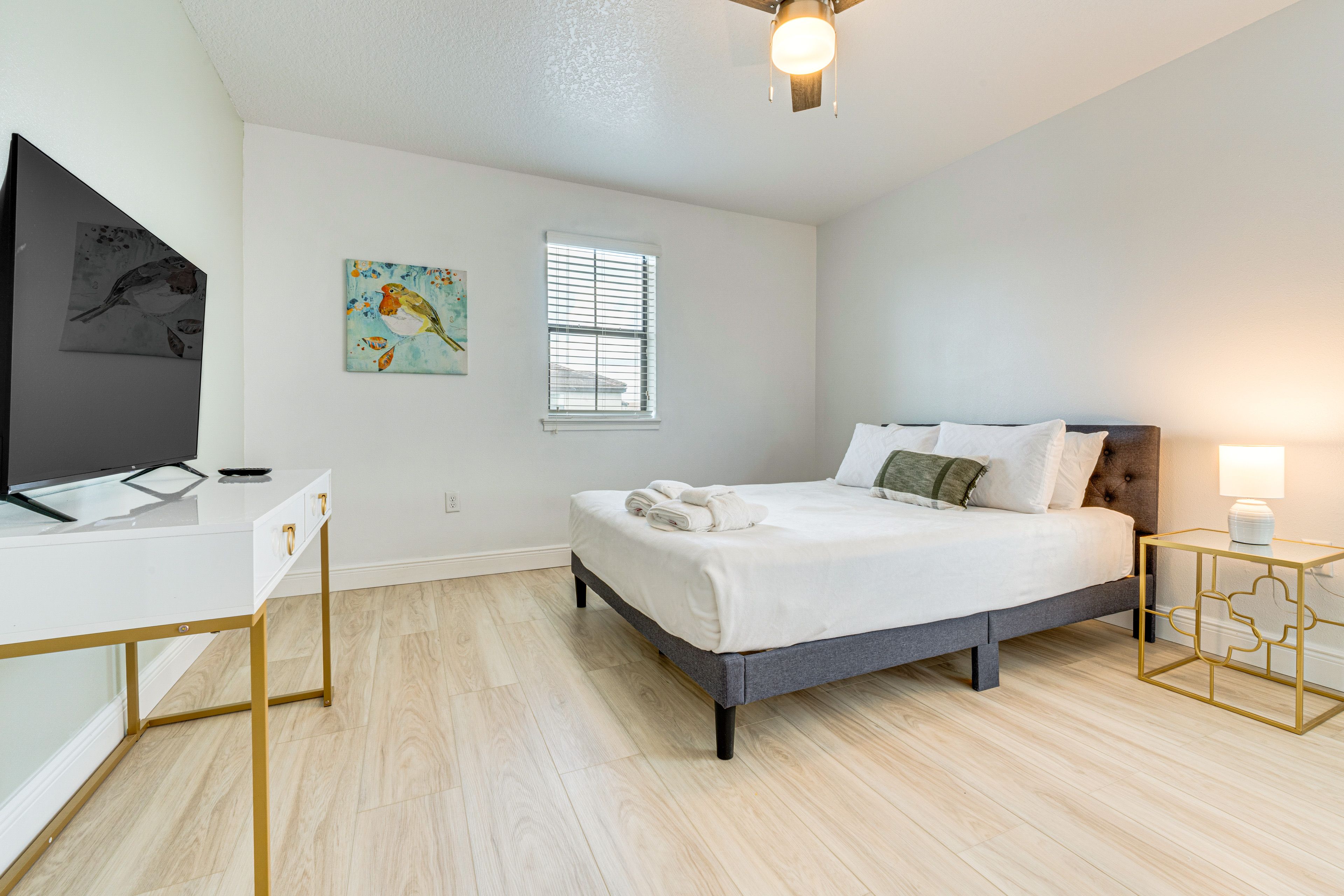 Bedroom 2 | 2nd Floor | Queen Bed | Smart TV | Linens Provided