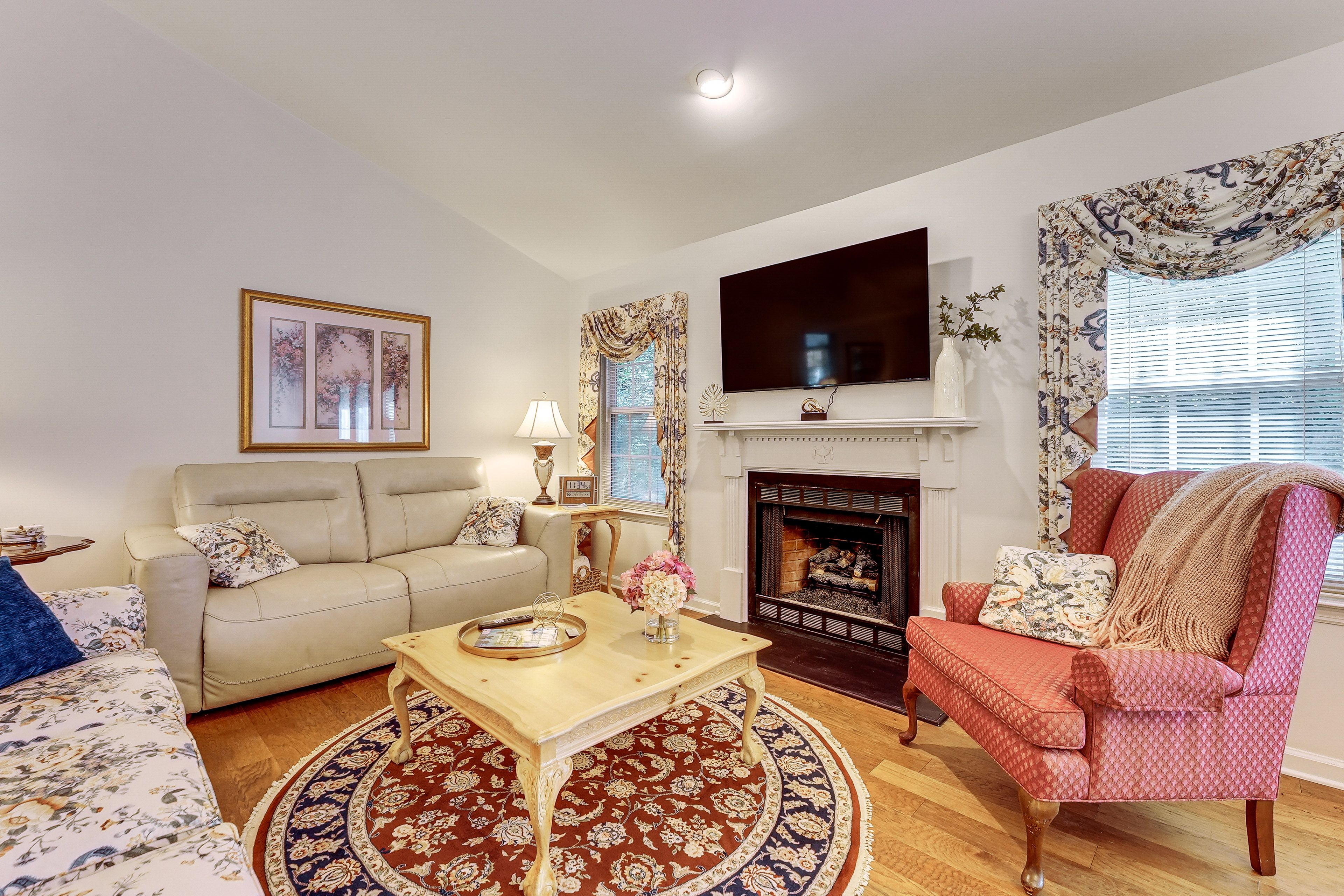 Living Room | Smart TV | Gas Fireplace | Central Heating & A/C | Free WiFi