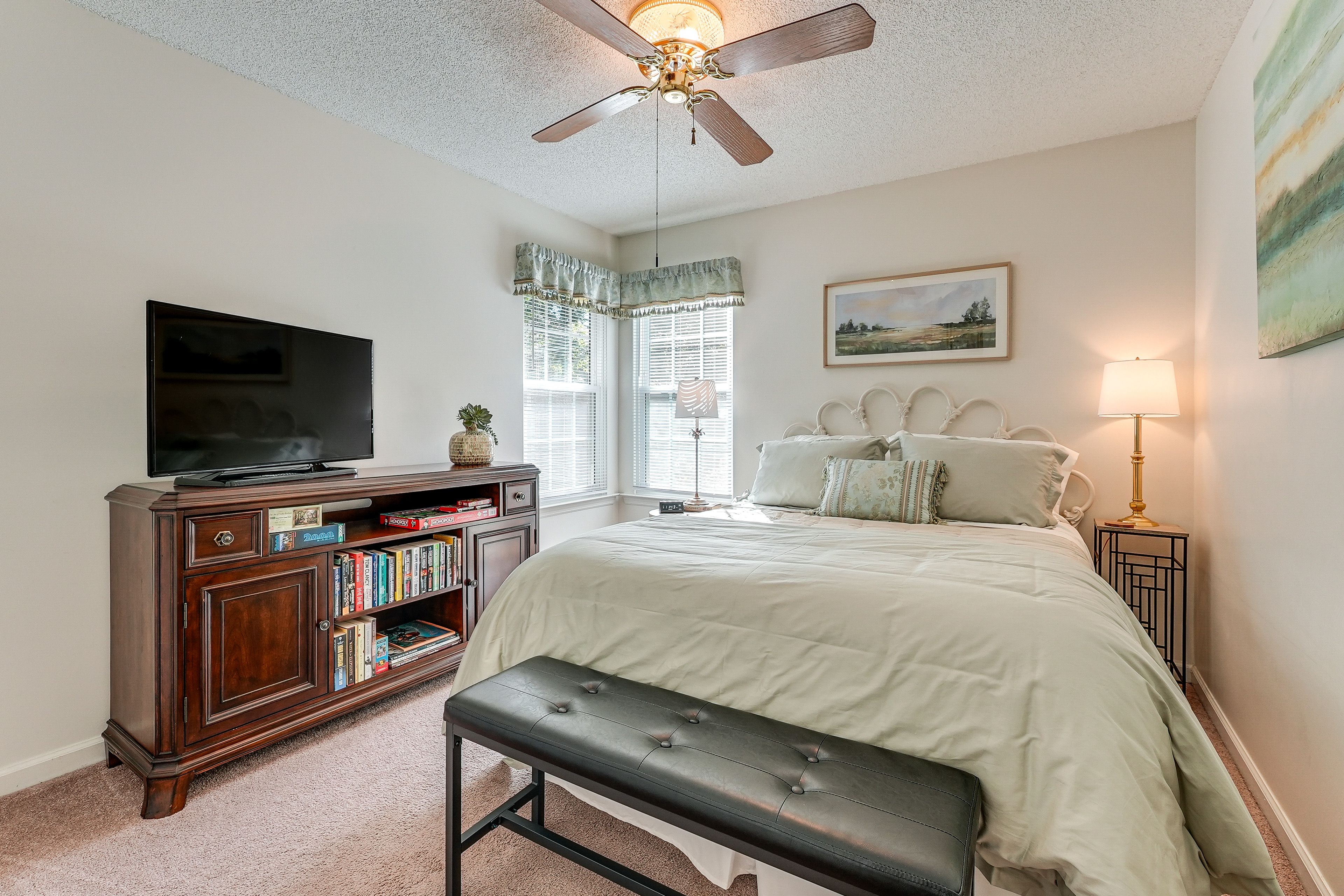 Bedroom 2 | Queen Bed | Books | Board Games | Puzzles