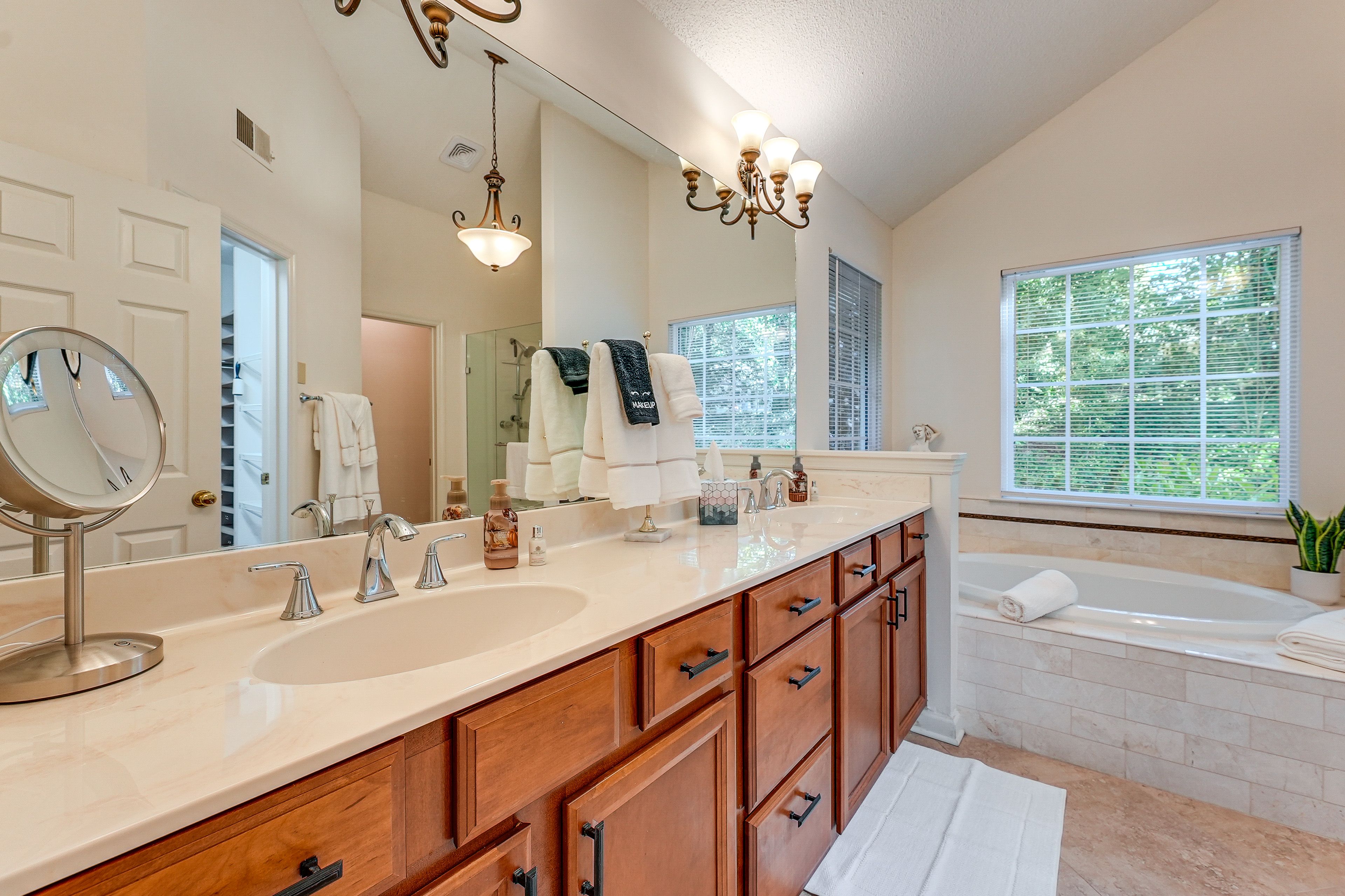 Full Bathroom | Complimentary Toiletries | Towels Provided | Walk-In Closet