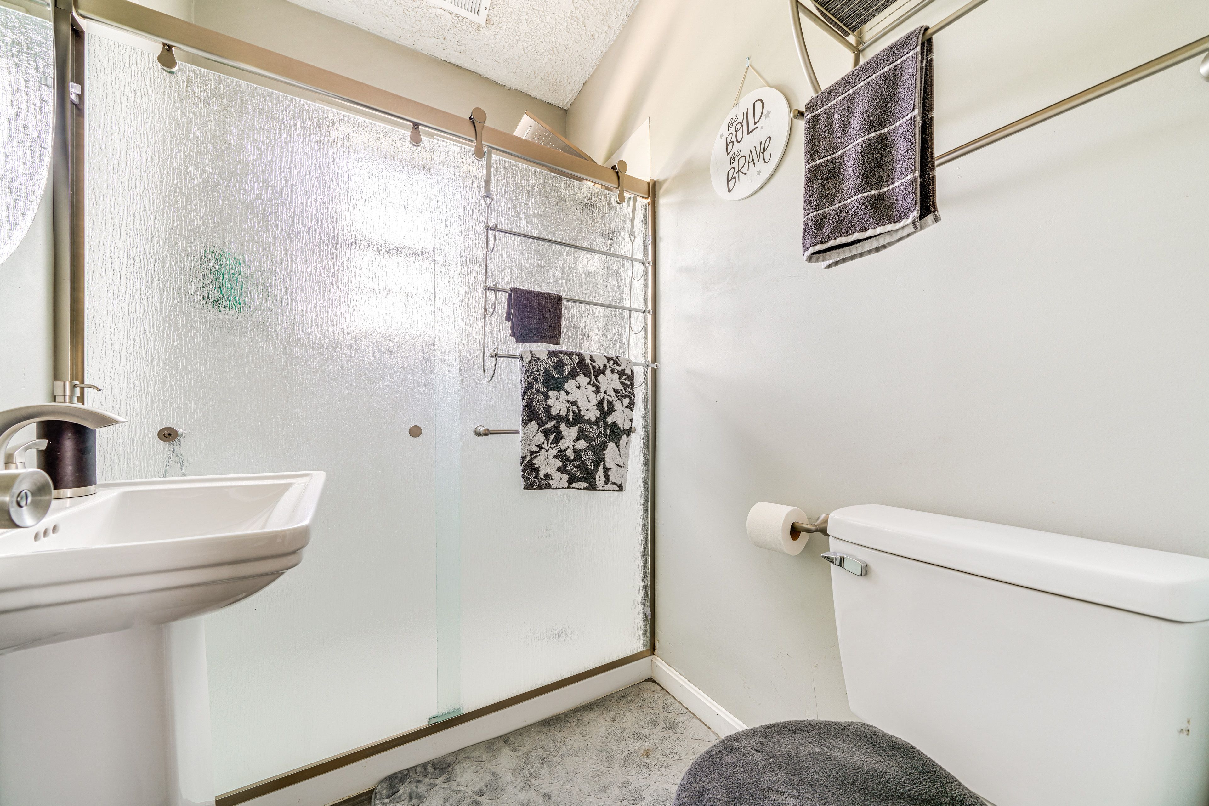 Full Bathroom | Complimentary Toiletries | Towels Provided