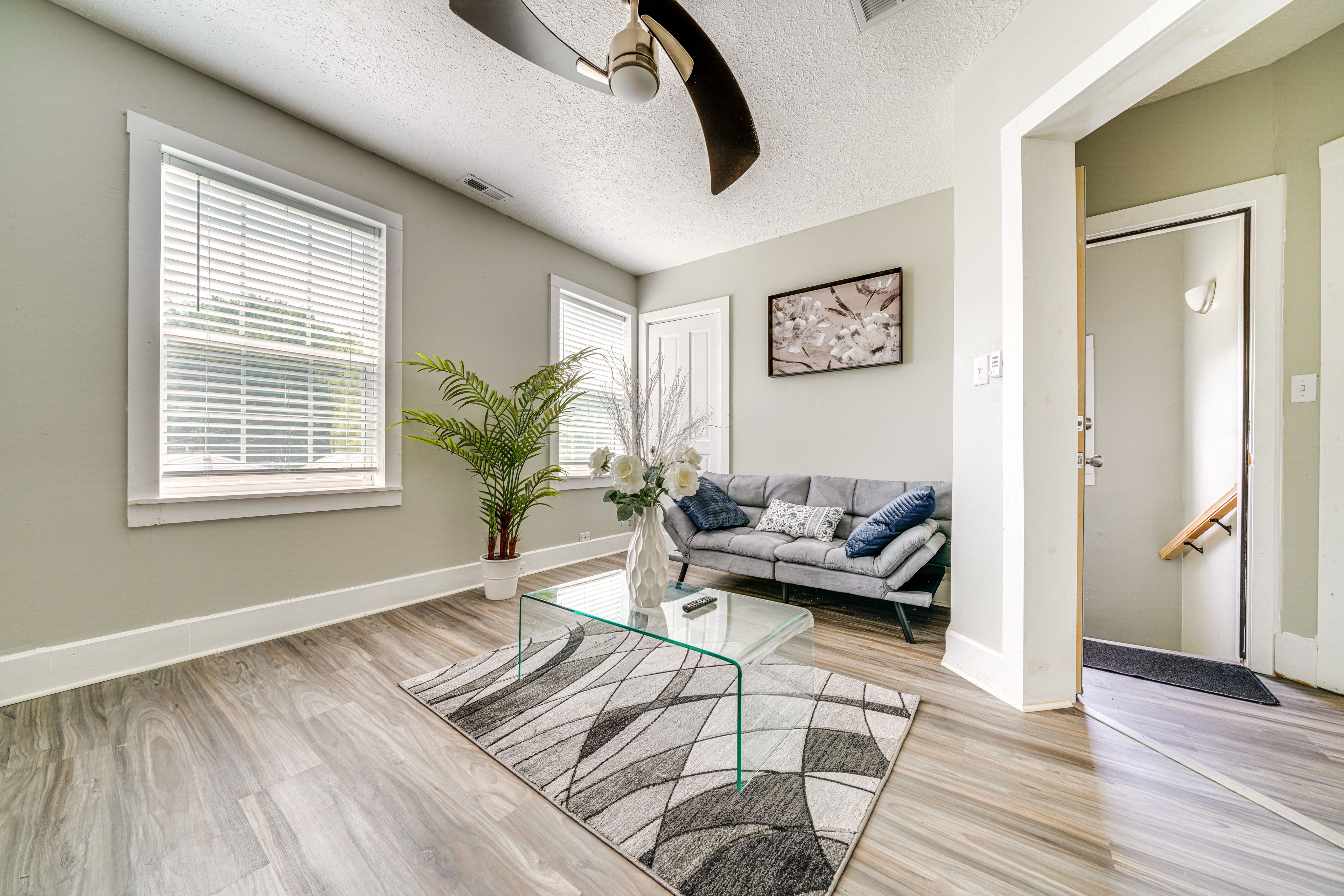 Living Room | Queen Futon | Flat-Screen TV | Central Heating & A/C | Free WiFi