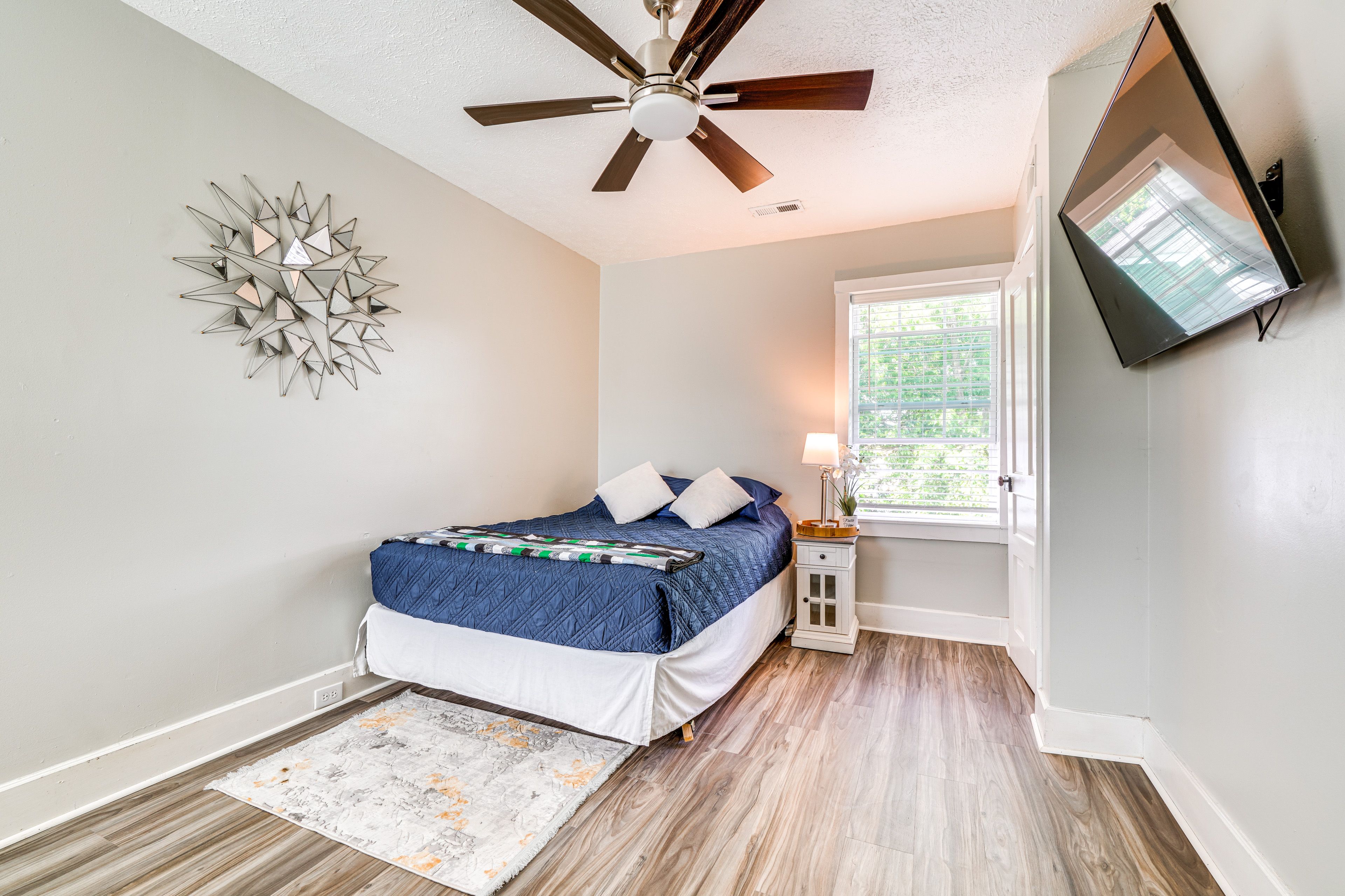 Bedroom | Queen Bed | Linens Provided | Flat-Screen TV