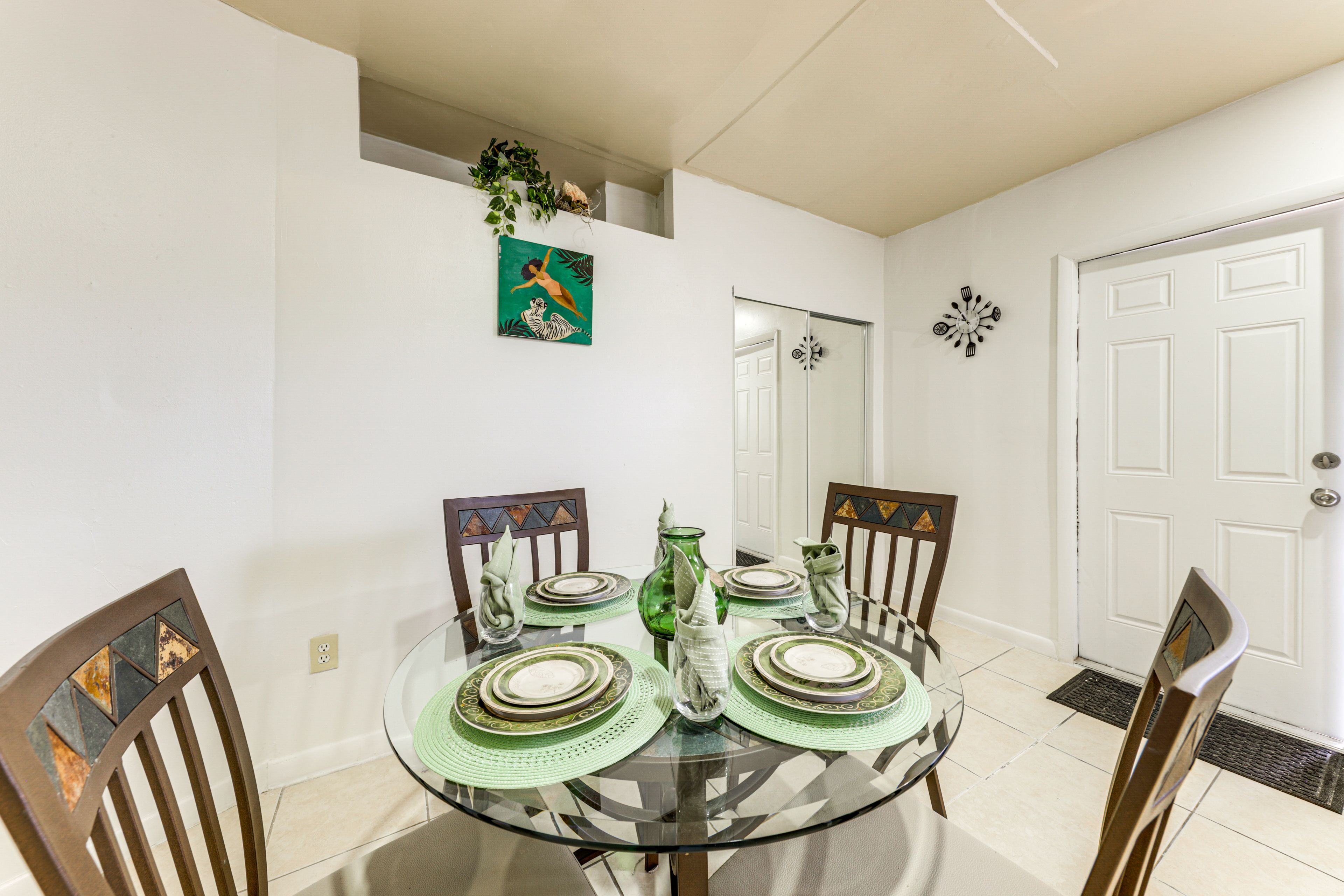 Dining Area | Dishware & Flatware Provided