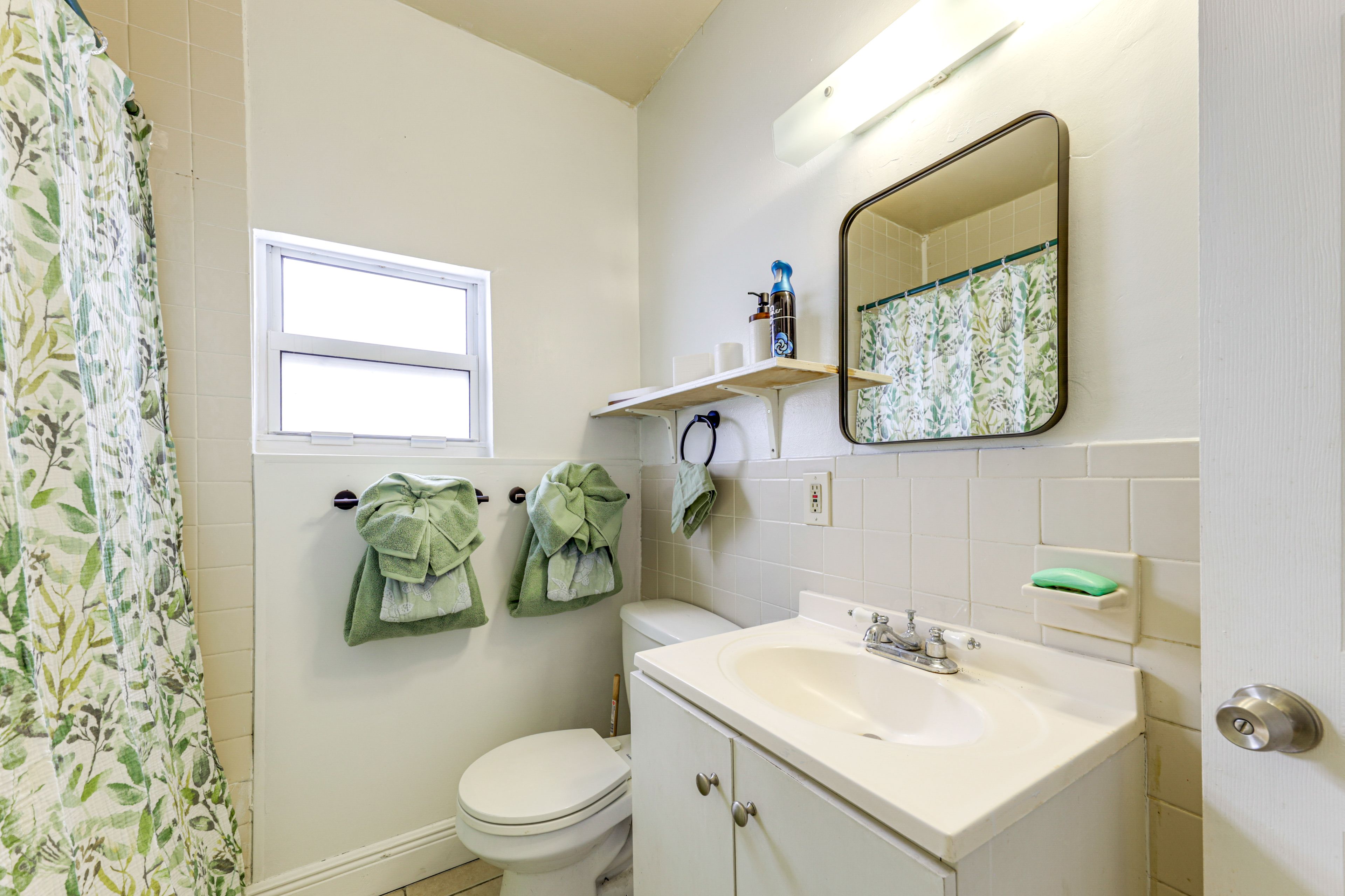 Full Bathroom | Towels & Linens Provided