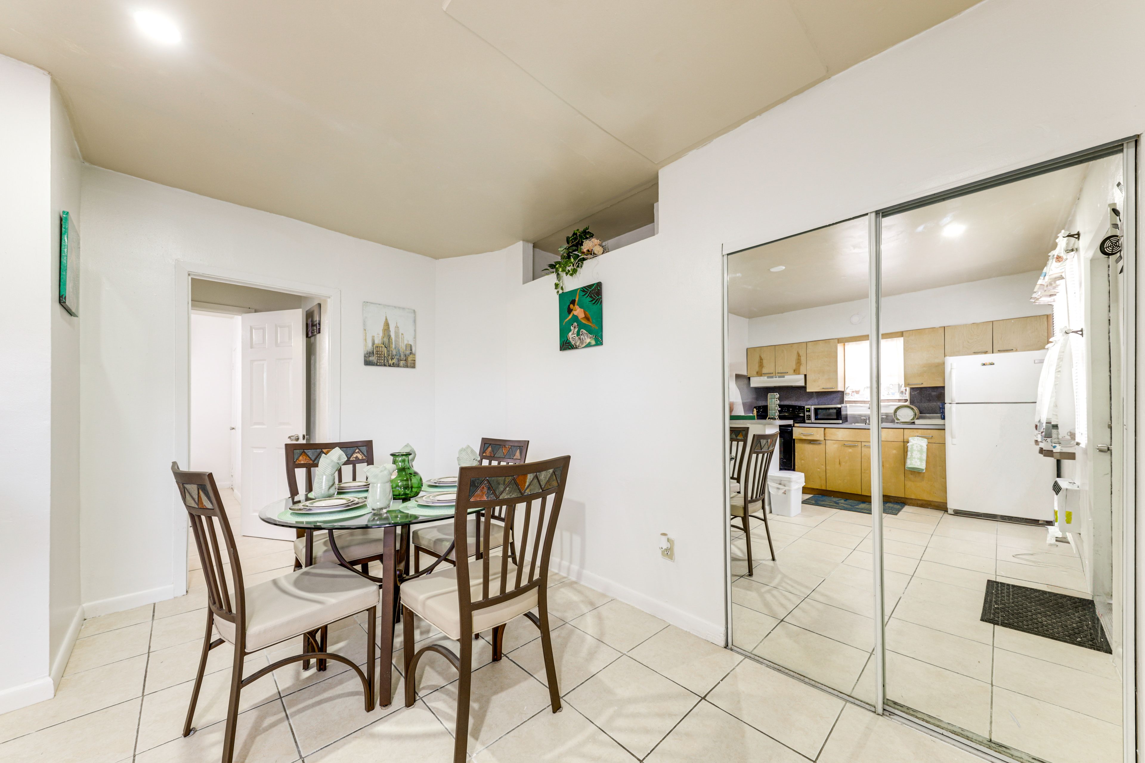 Hollywood Vacation Rental | 1BR | 1BA | 525 Sq Ft | 3 Steps Required