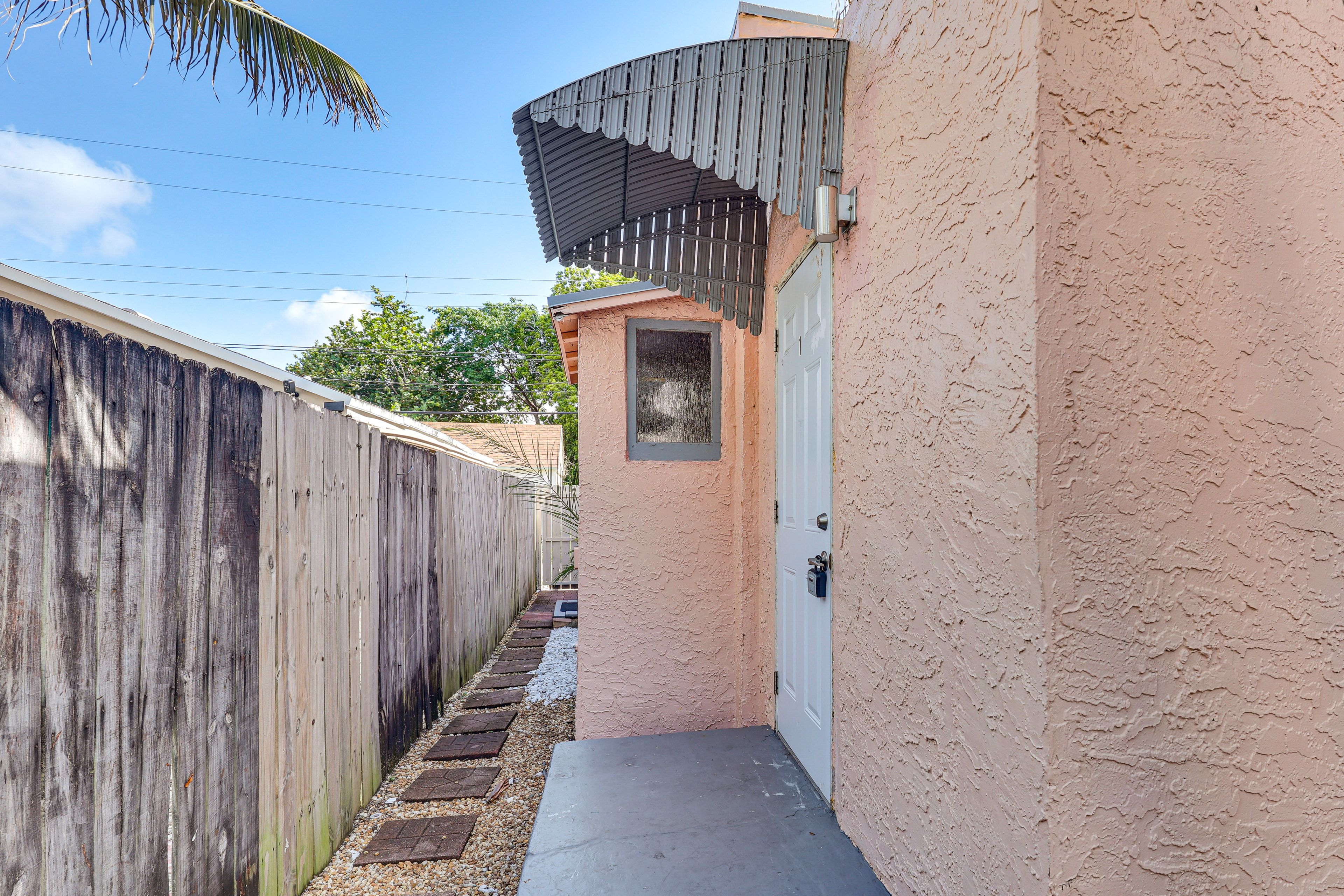 Apartment Exterior | Main Entrance