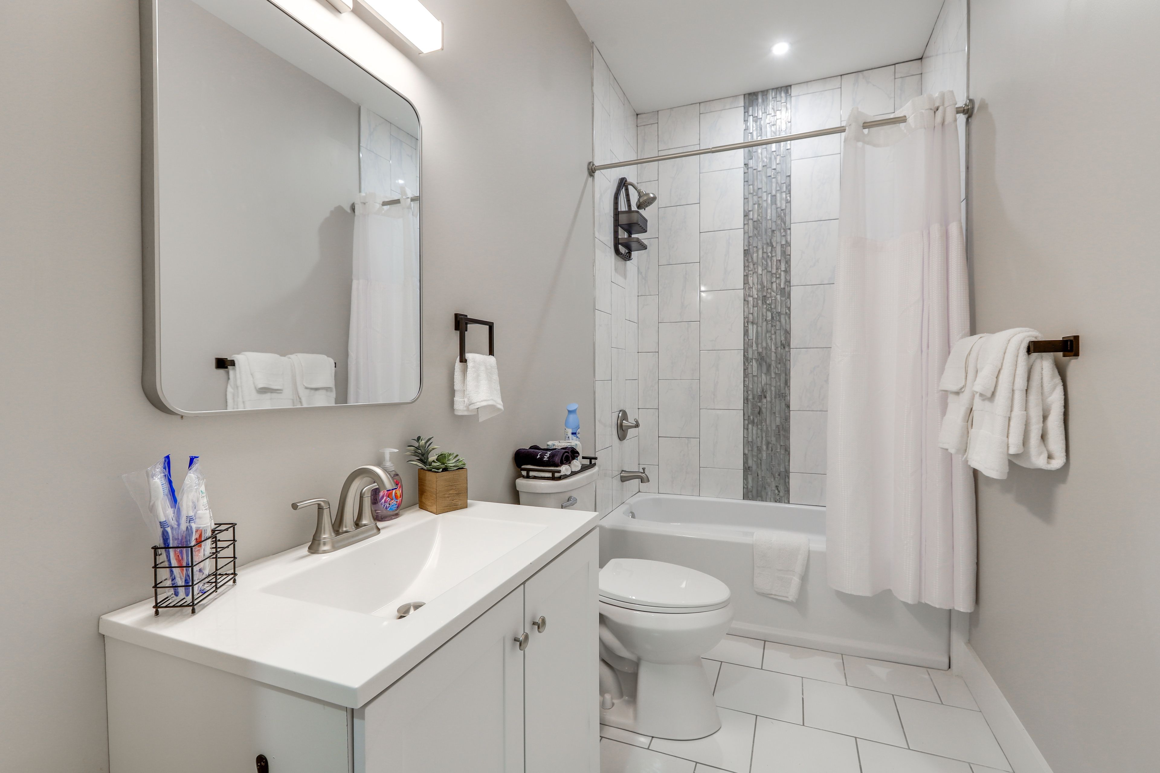 Full Bathroom | Complimentary Toiletries | Towels Provided