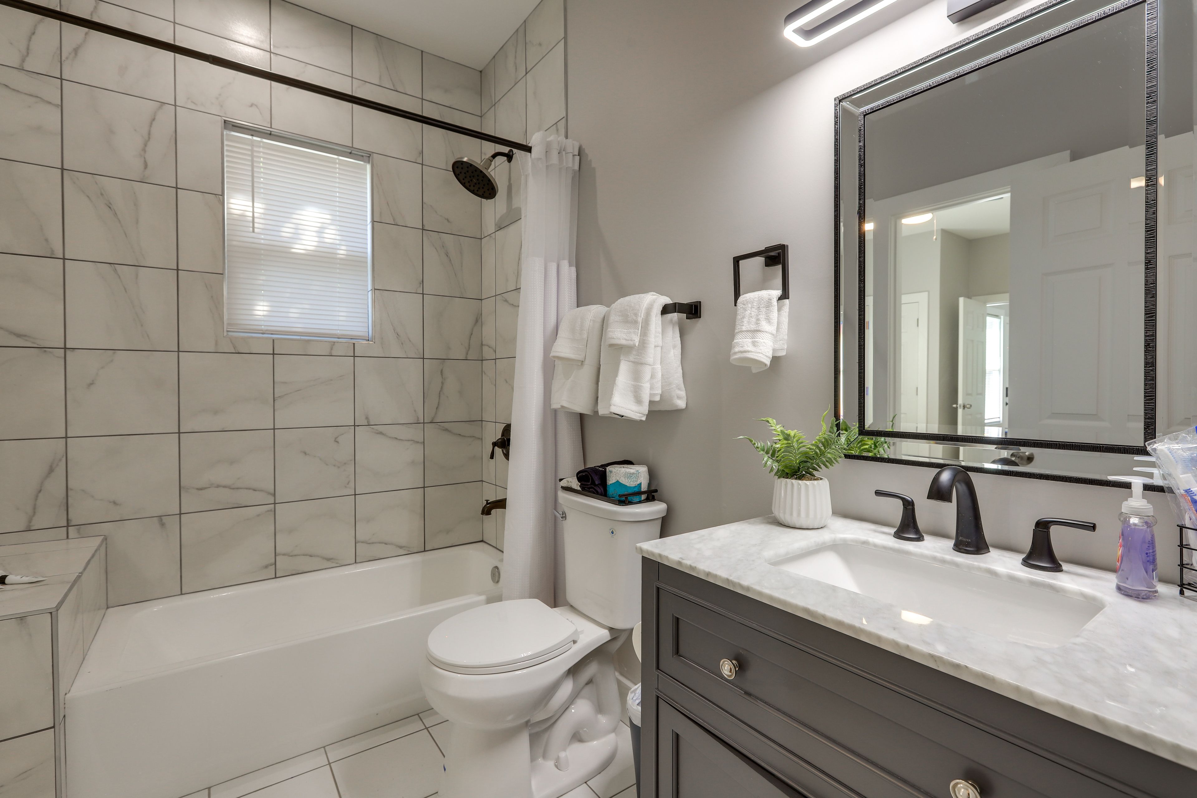 Jack-and-Jill Bathroom | Complimentary Toiletries | Towels Provided