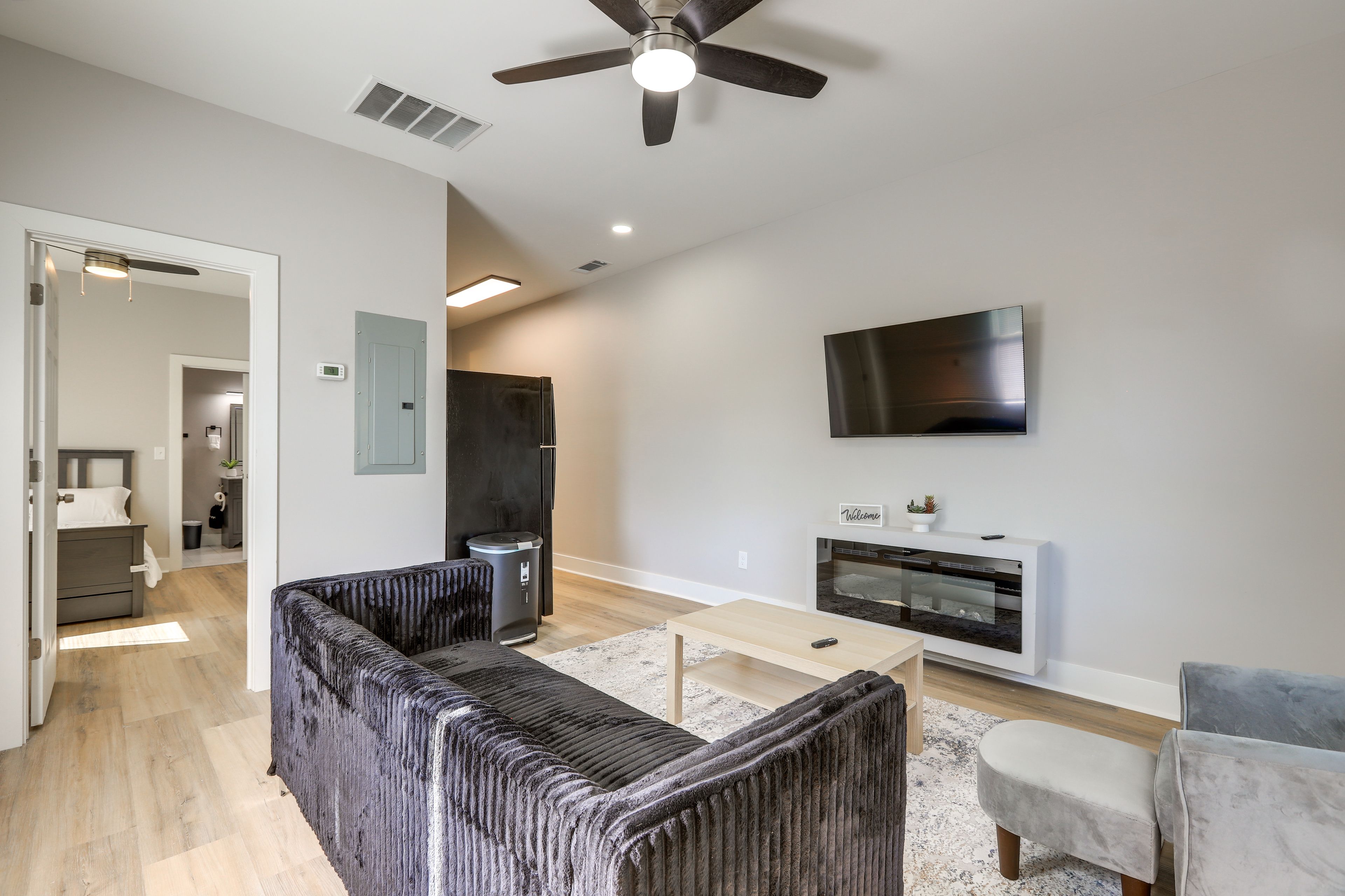 Living Room | Smart TV | Fireplace | Central Heating & A/C | Free WiFi