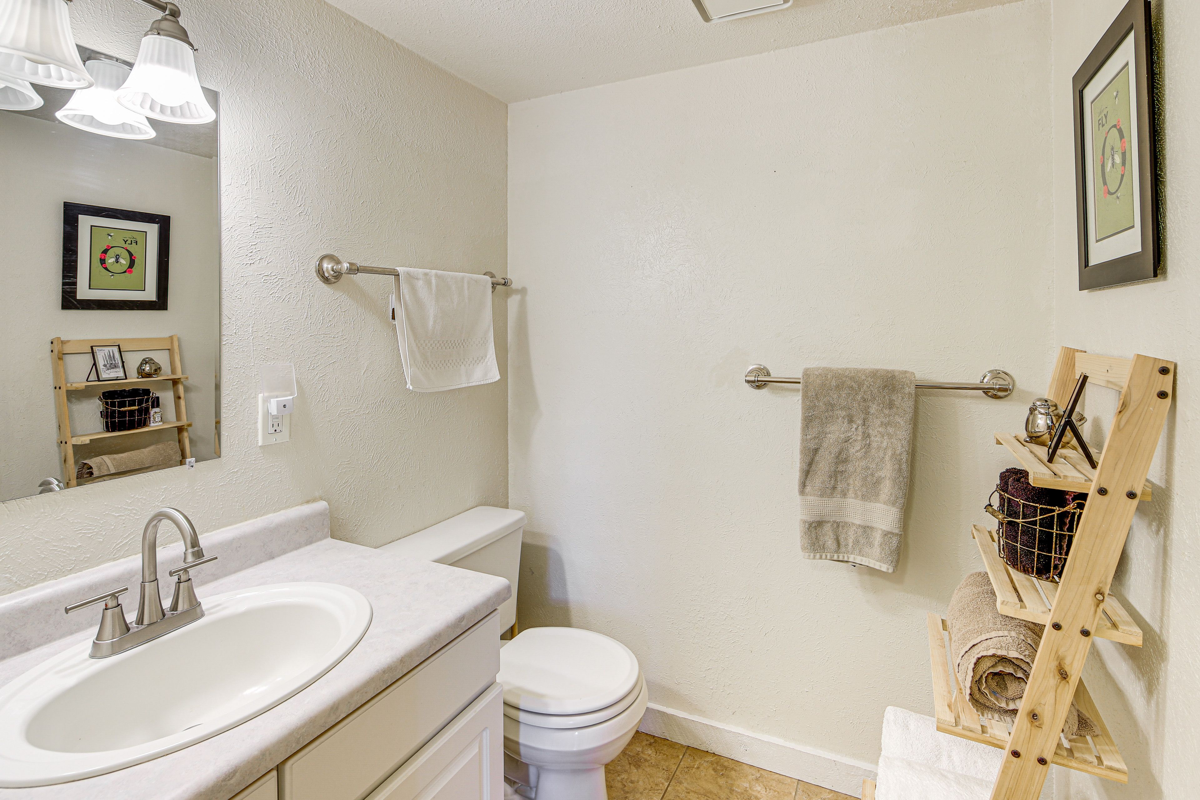 Full Bathroom | Towels Provided