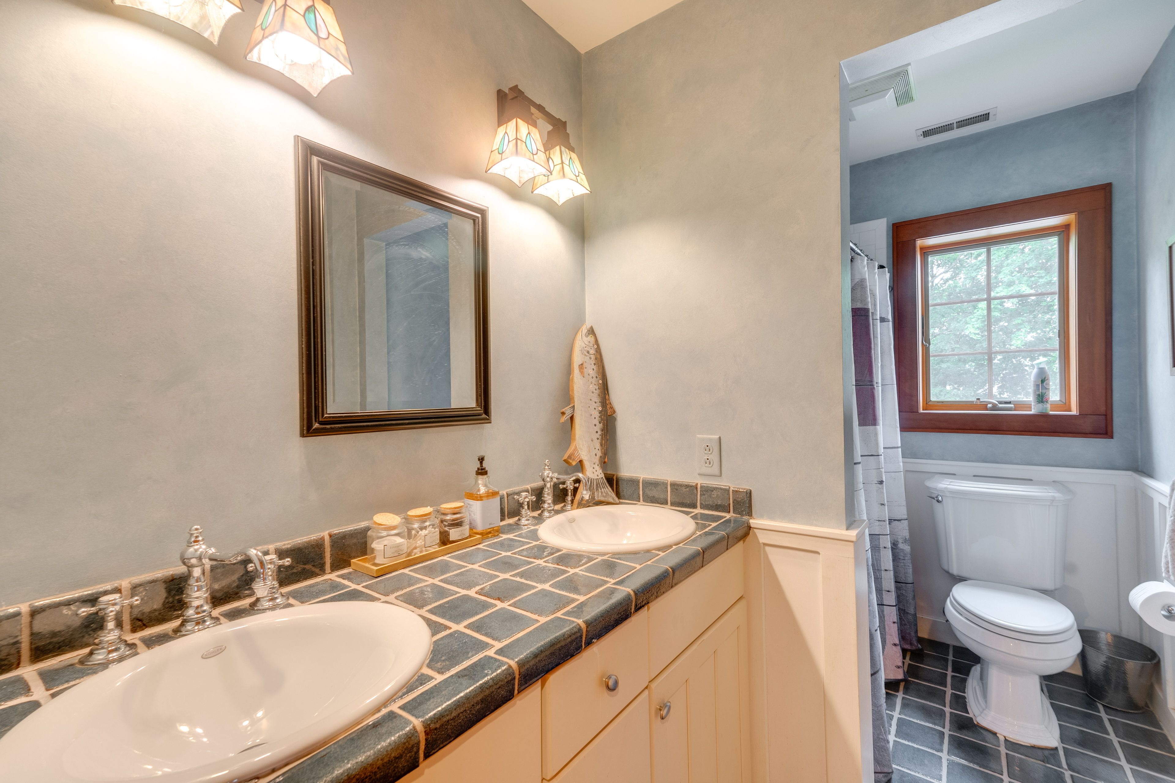 Full Bathroom | 3rd Floor | Towels Provided