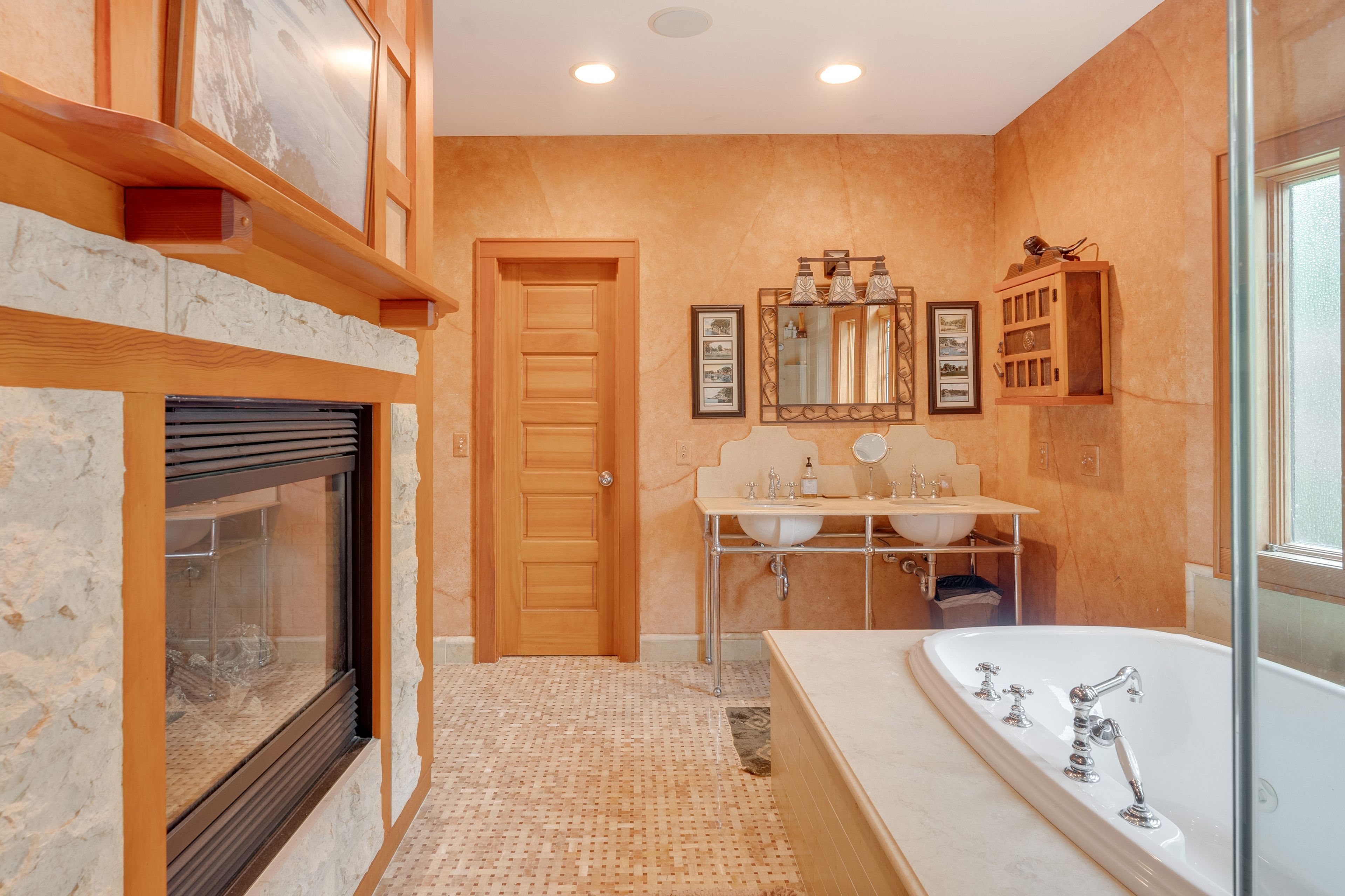 Full Bathroom | 2nd Floor | Towels Provided