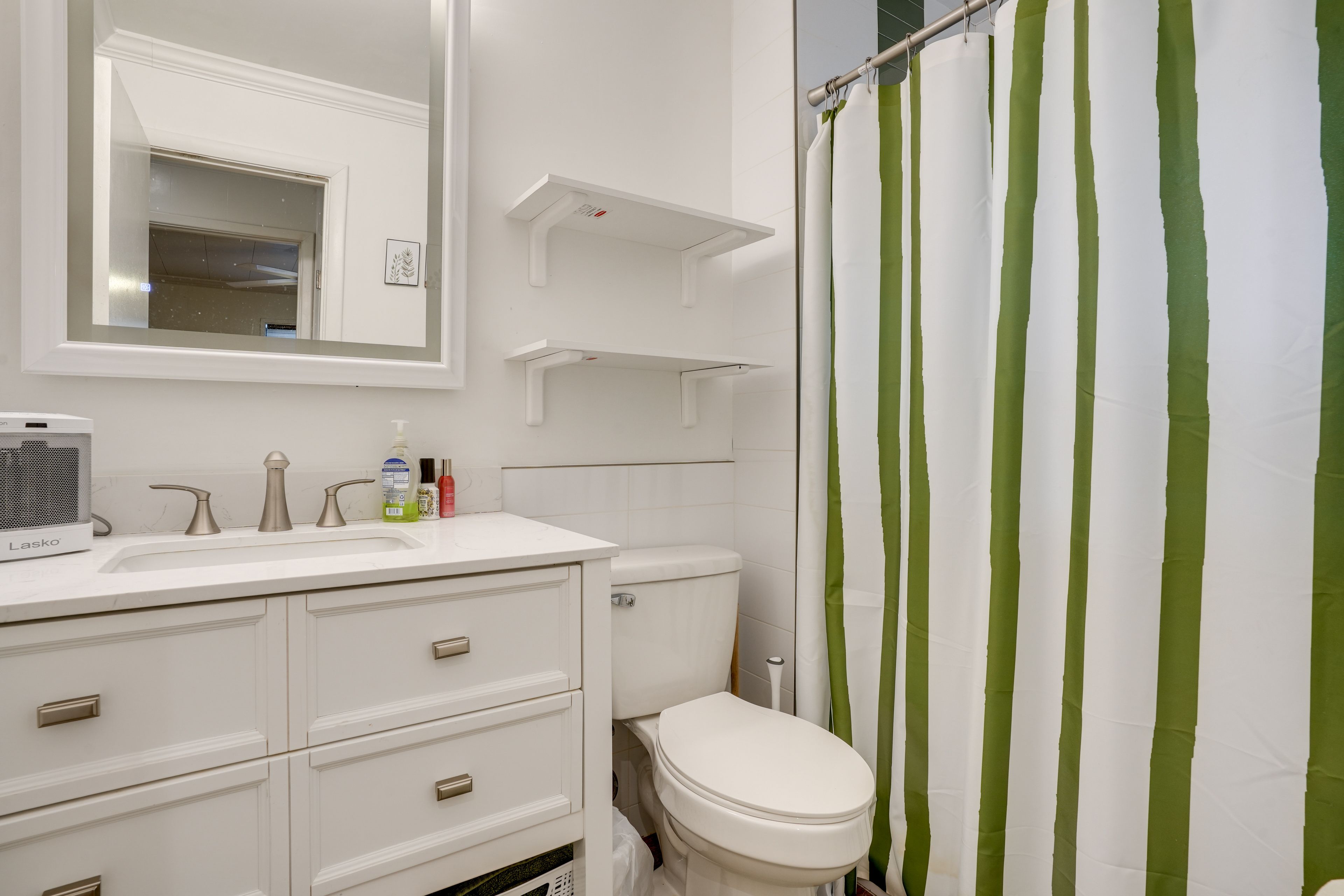 Full Bathroom | Towels Provided