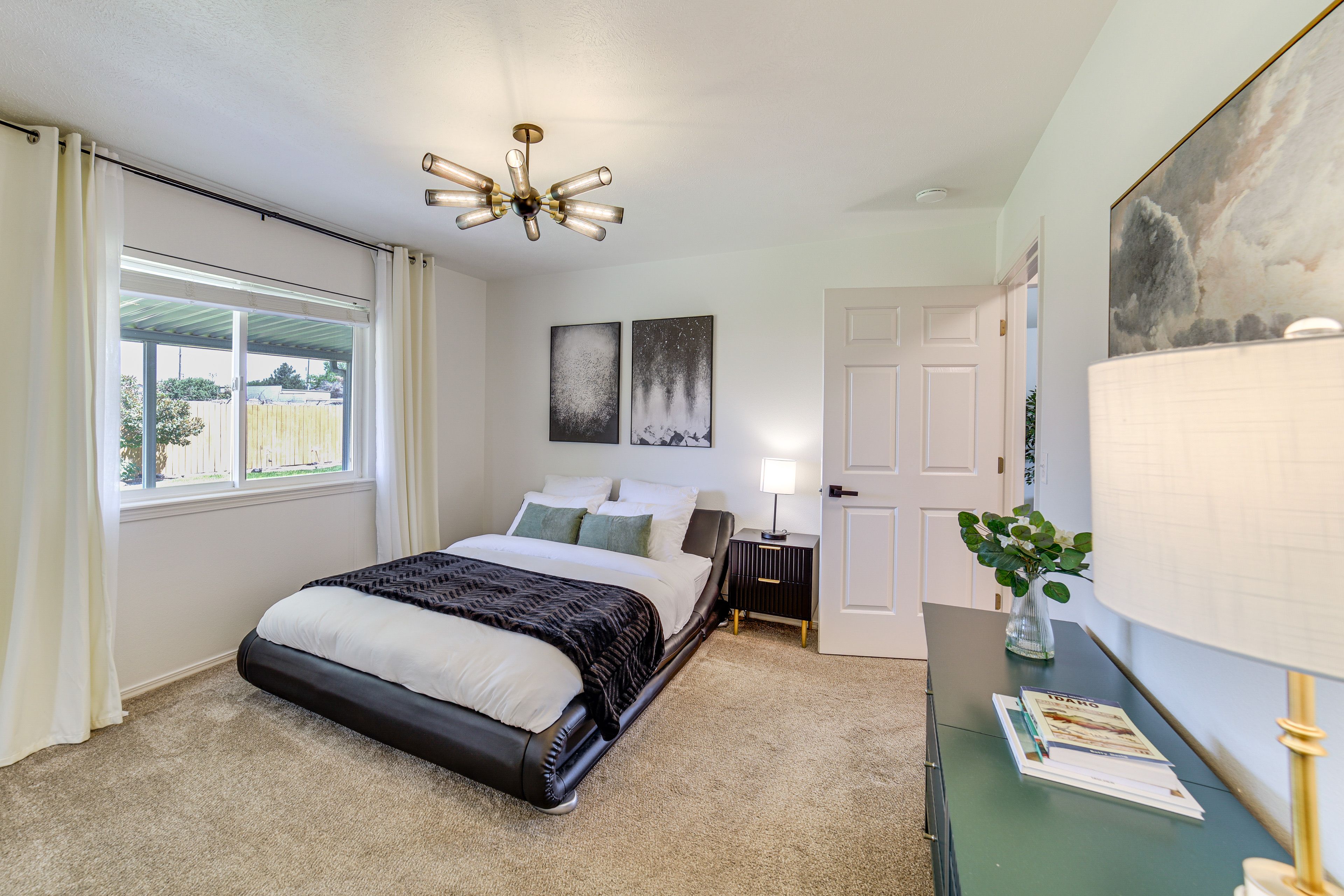 Bedroom 1 | Queen Bed