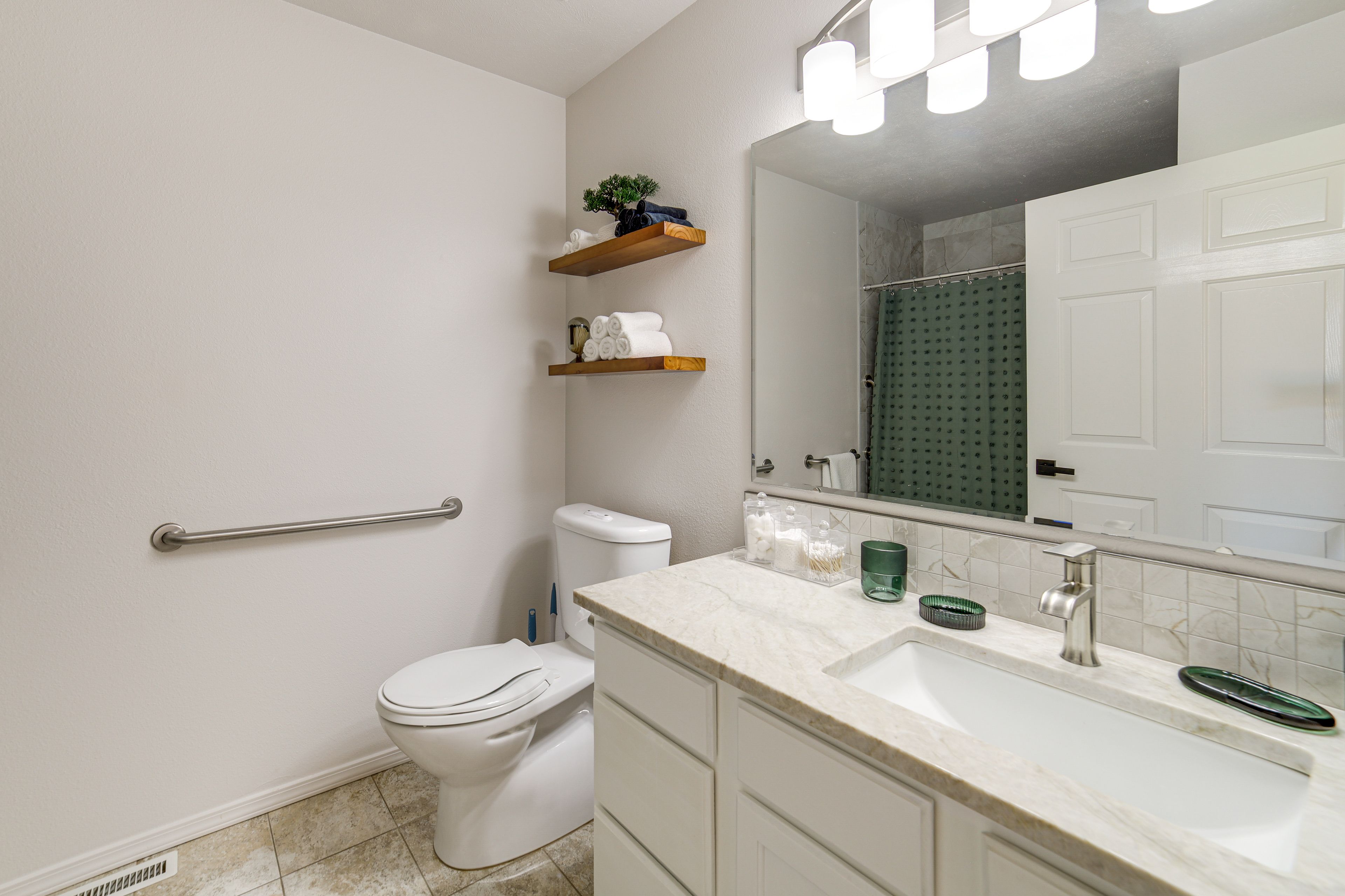 En-Suite Bathroom | Towels Provided