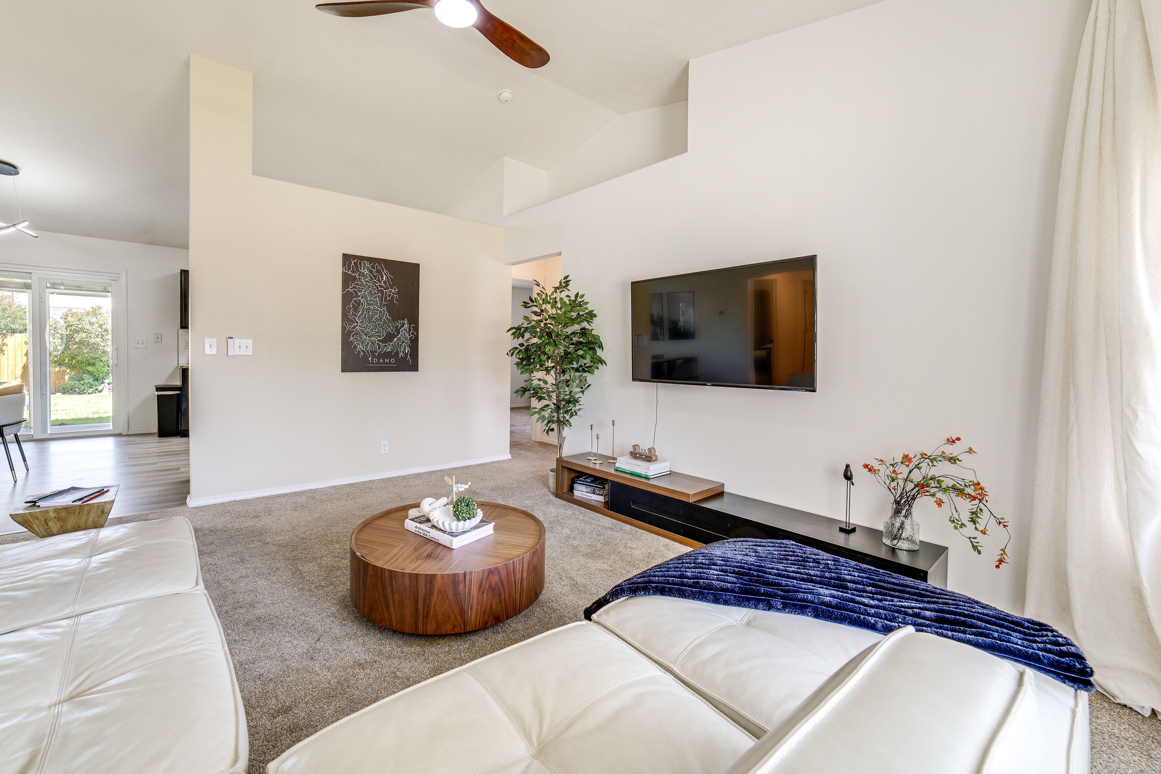 Living Room | Smart TV | Books/Board Games