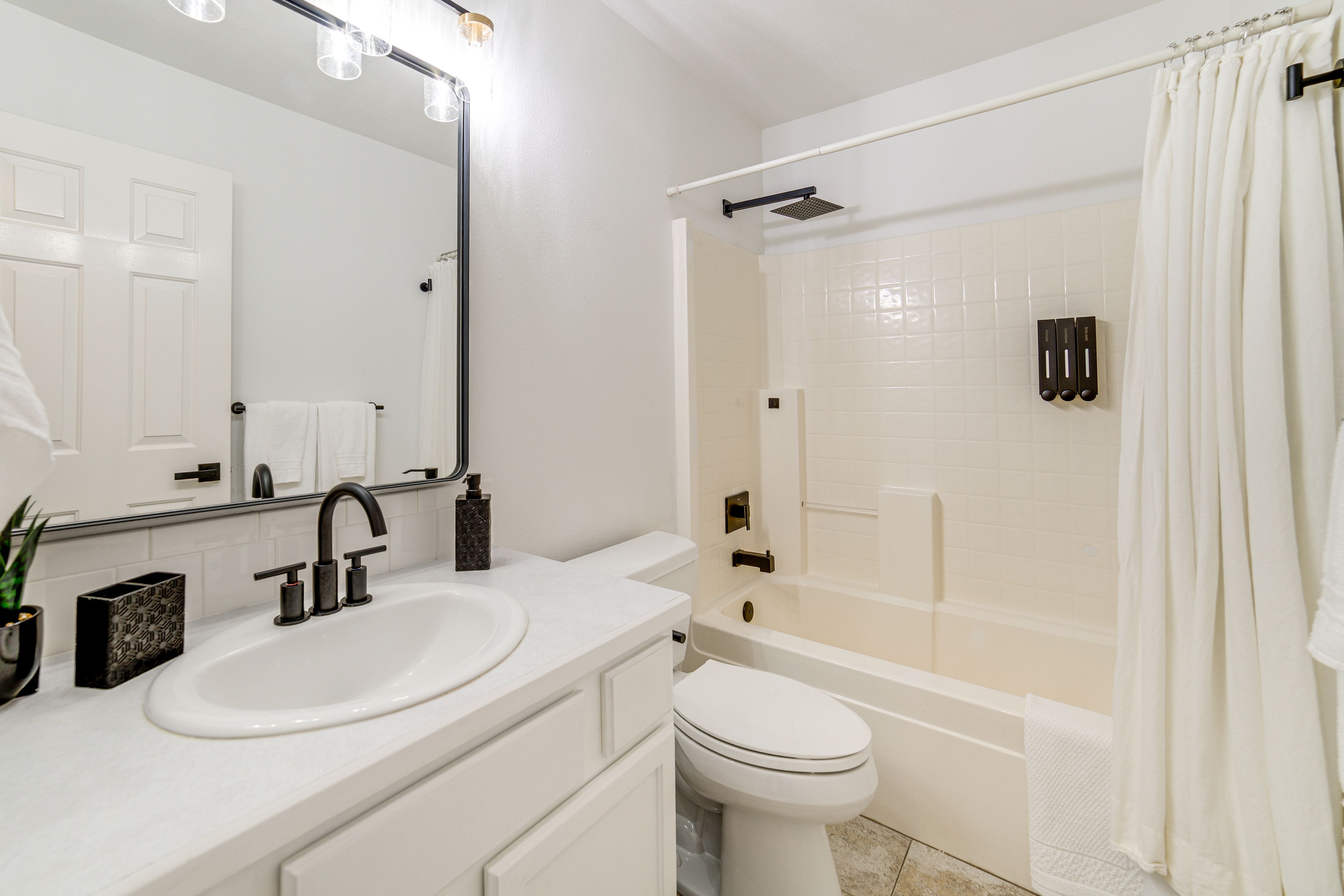 Full Bathroom | Complimentary Toiletries