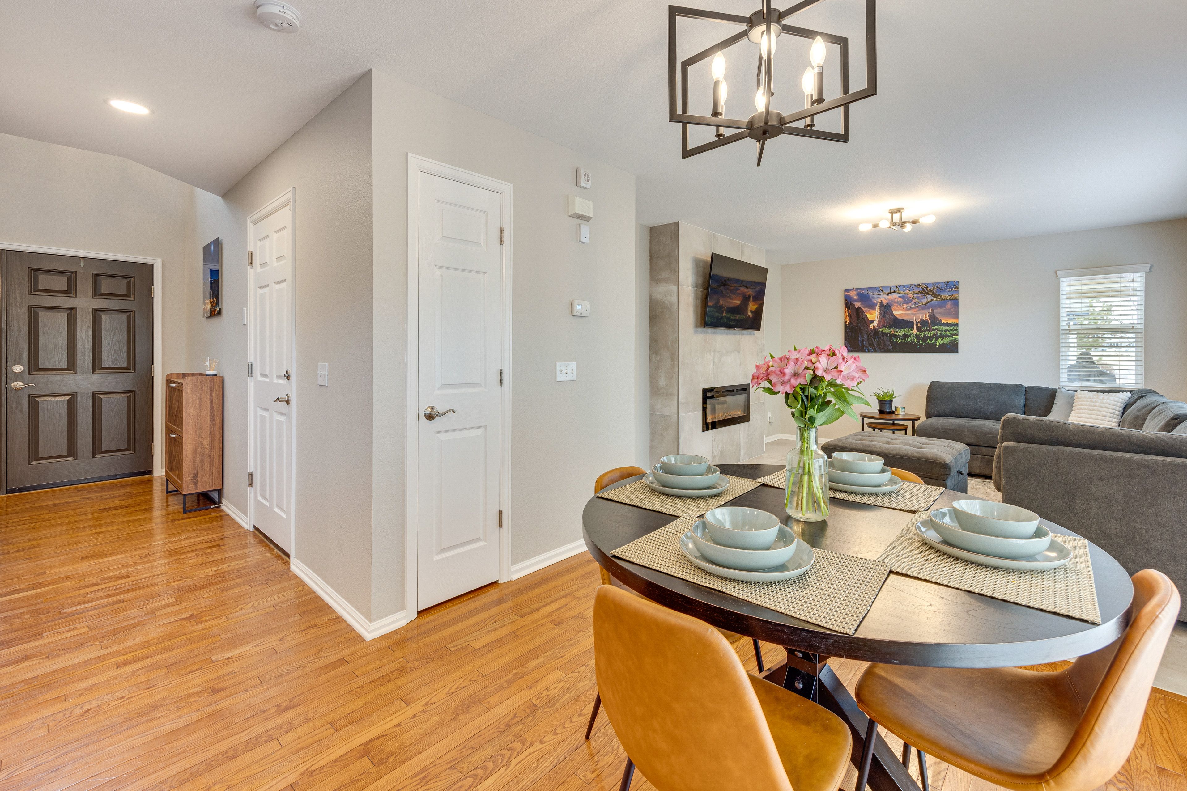 Dining Area | Dishware/Flatware Provided | 1st Floor