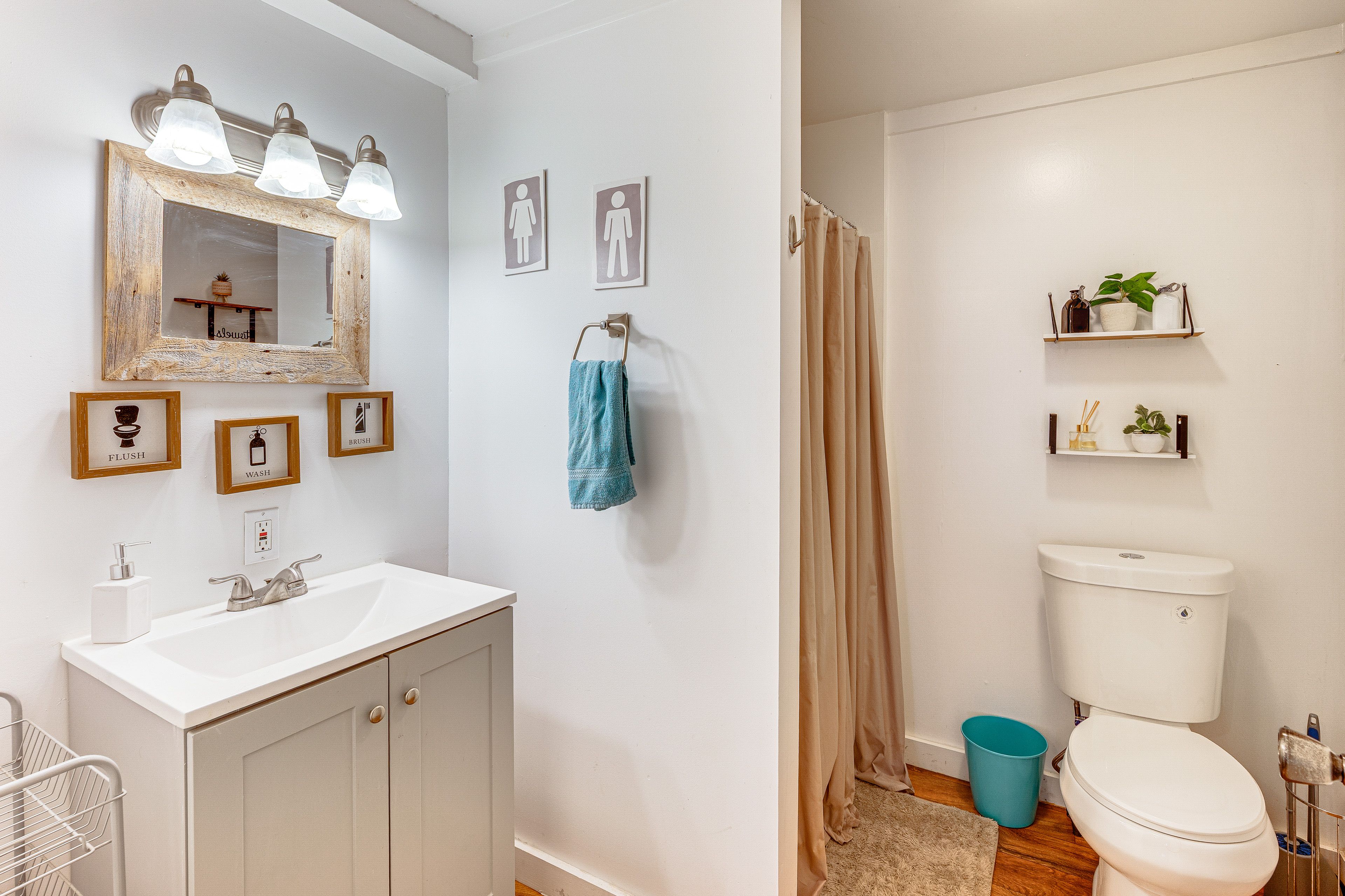 Full Bathroom | Towels Provided