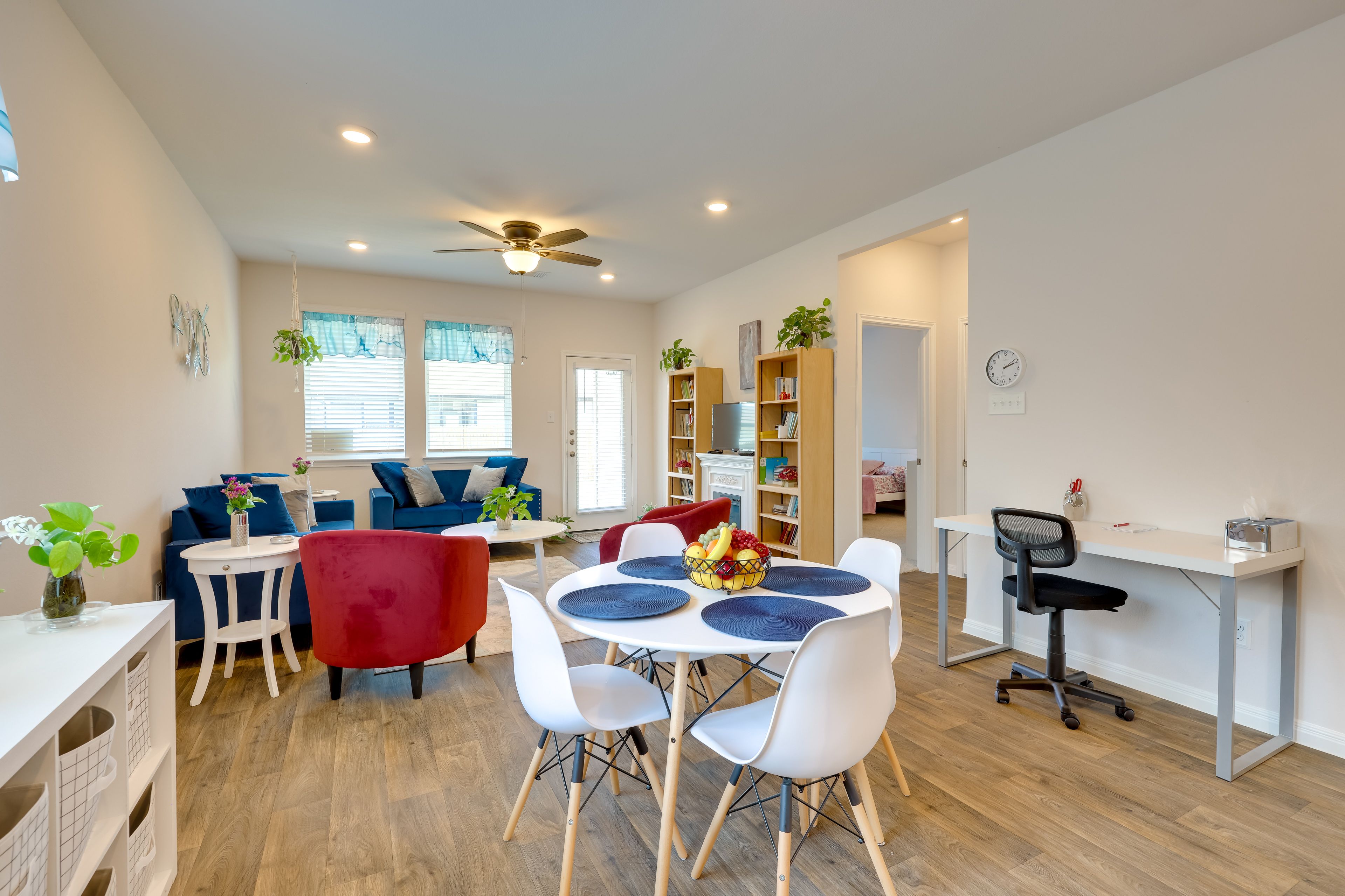 Dining Area & Desk