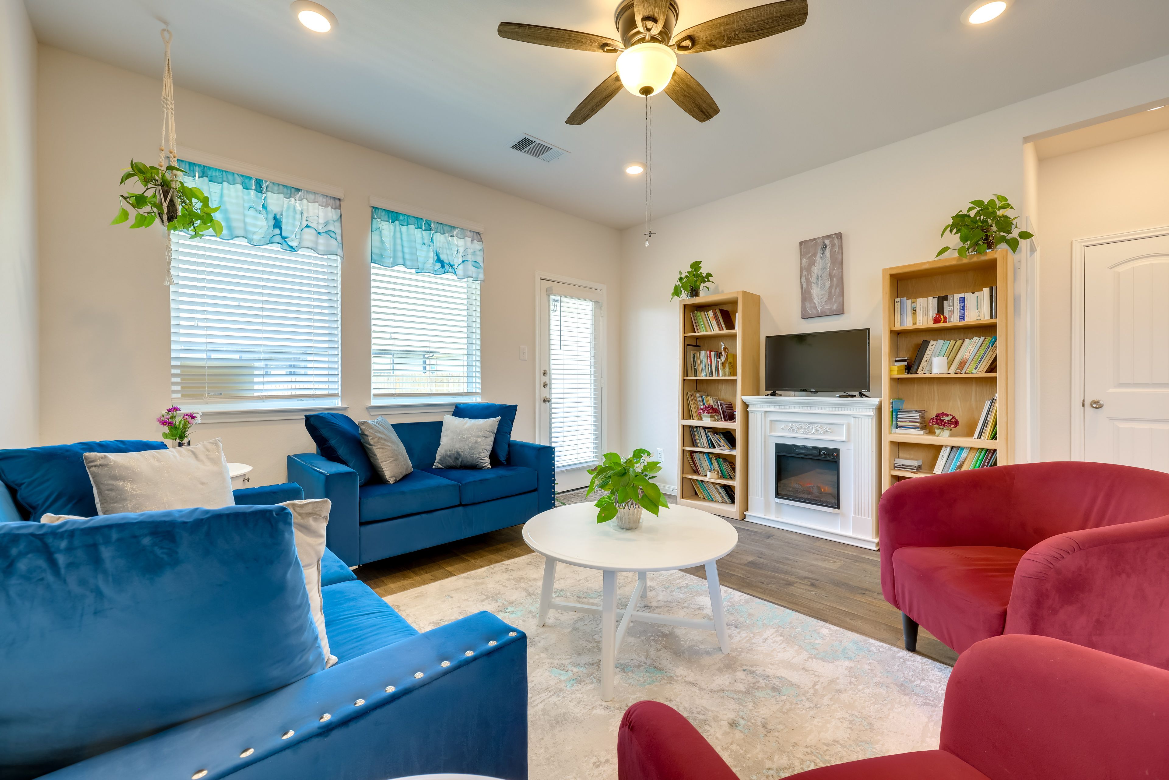 Living Room | Free WiFi | Smart TV | Central A/C | Electric Fireplace