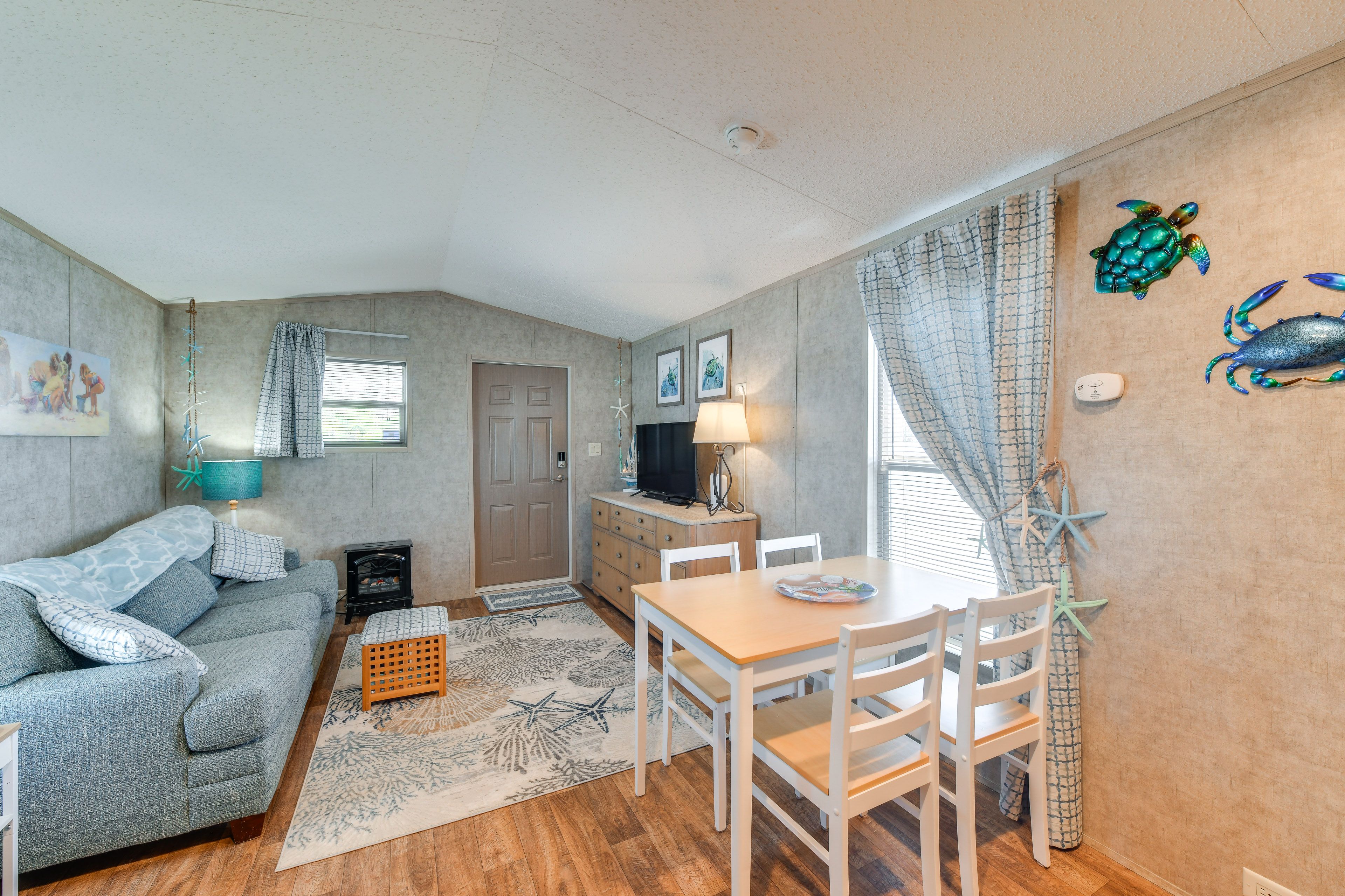 Dining Area | Central A/C & Heating