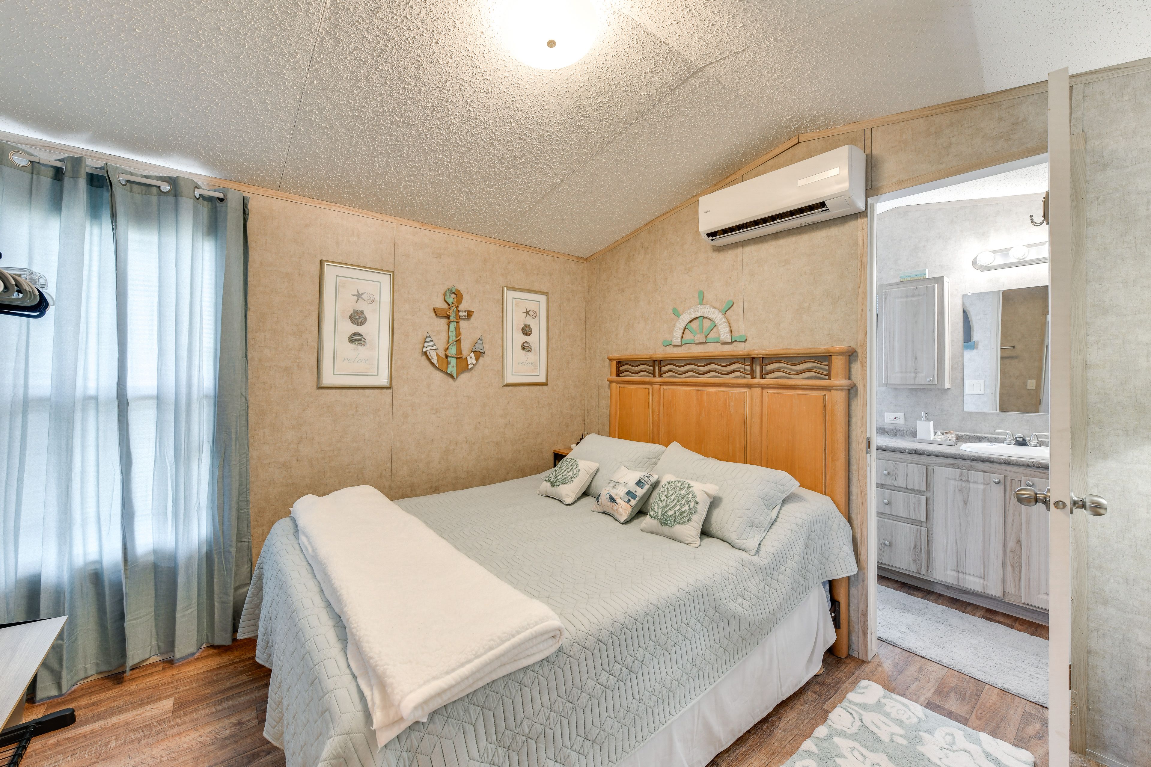 Bedroom | Queen Bed | Linens Provided | Smart TV