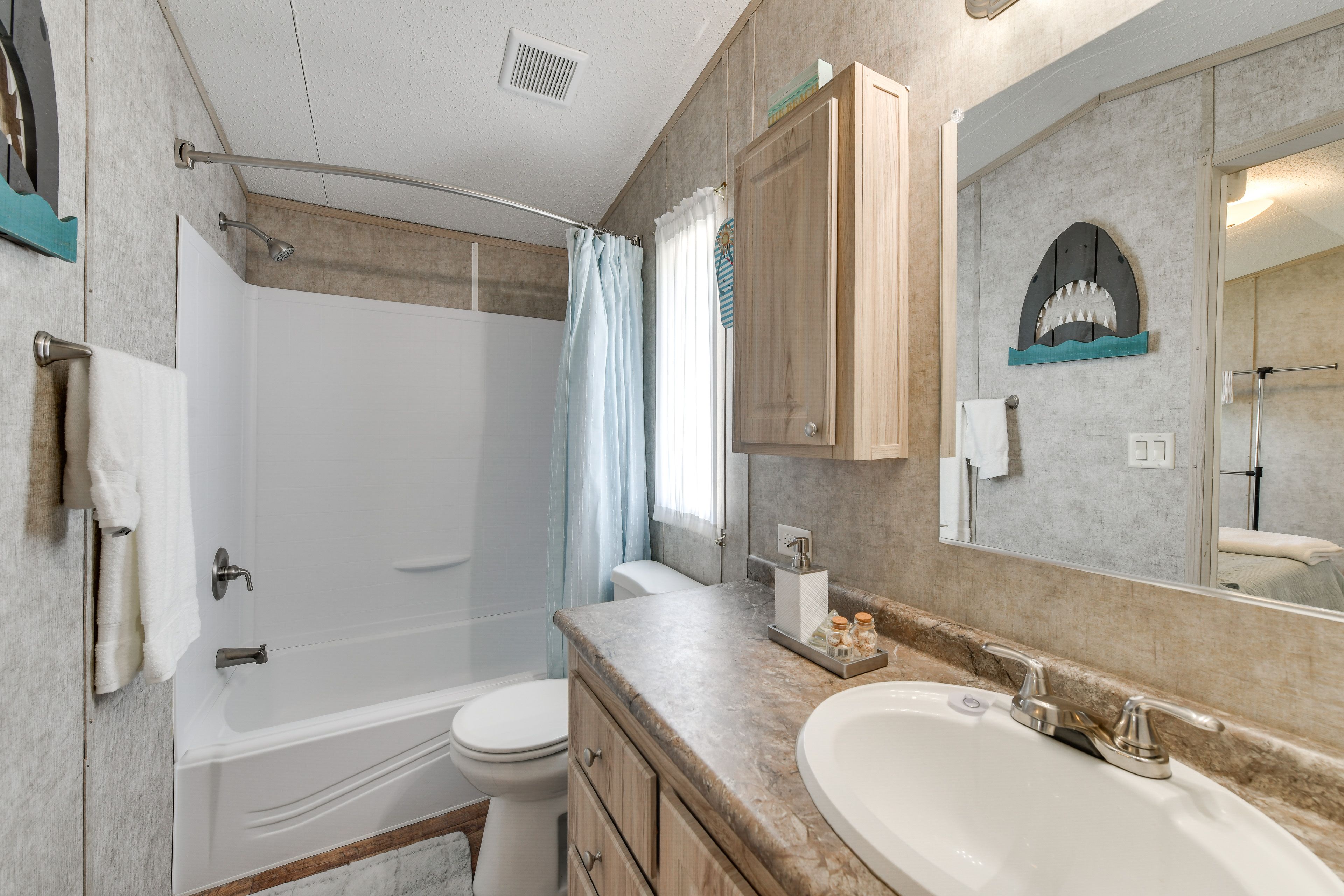 Full Bathroom | Towels Provided