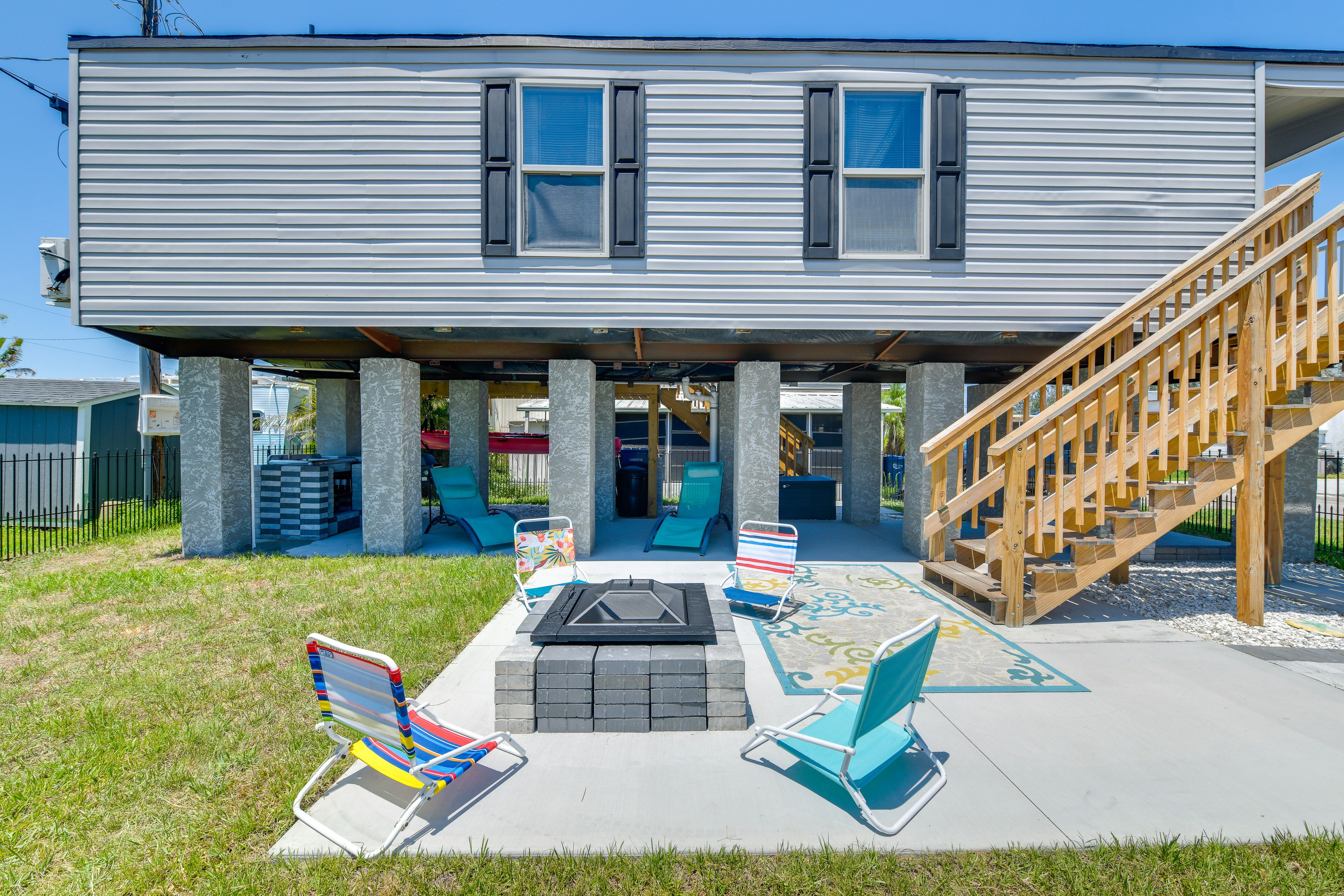 Bradenton Vacation Rental | 1BR | 1BA | Stairs Required | 408 Sq Ft