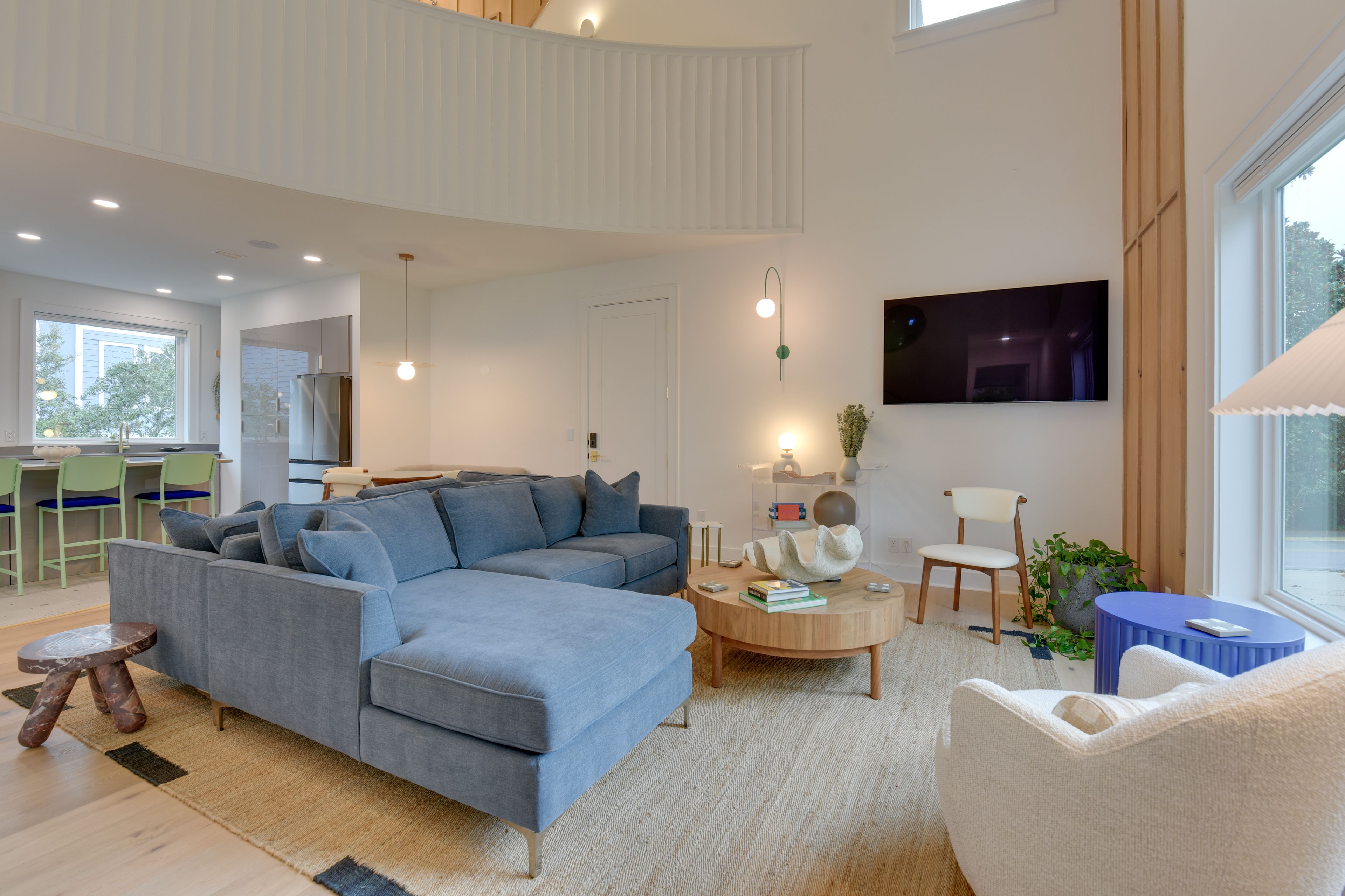 Living Room | Smart TV | Books | Free WiFi | Main Level