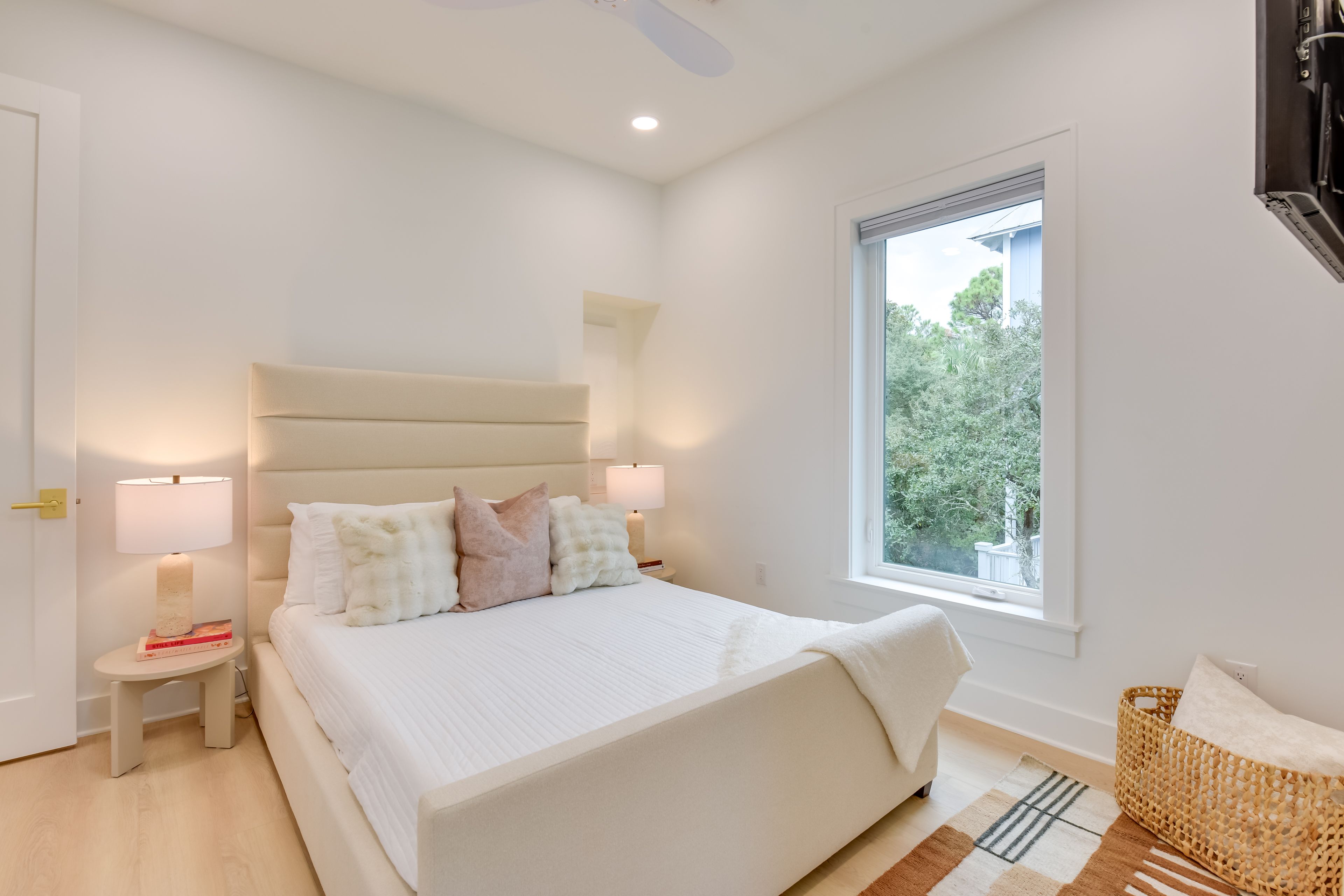 Bedroom | Queen Bed | Smart TV