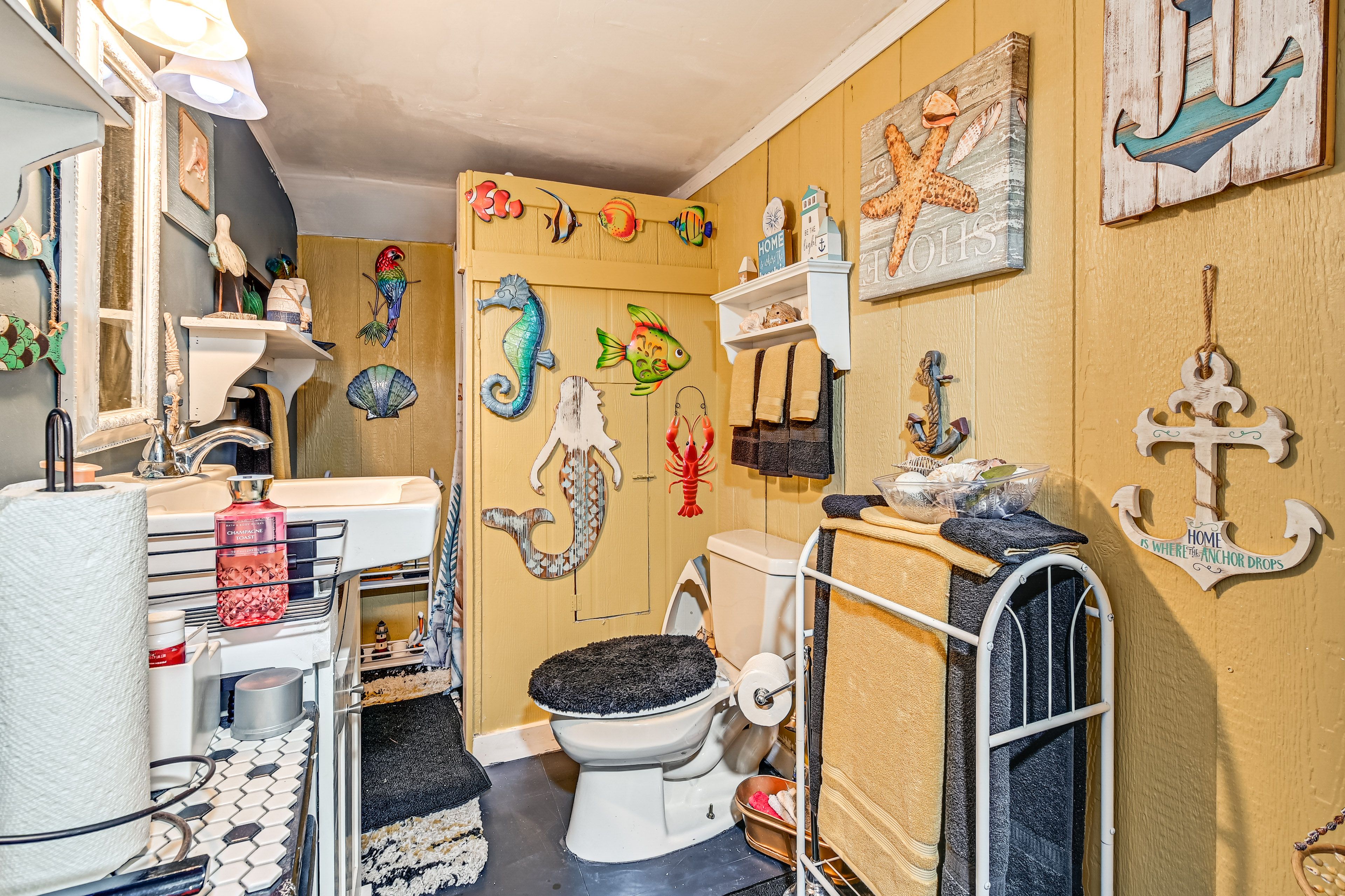 Full Bathroom | Complimentary Toiletries | Towels Provided