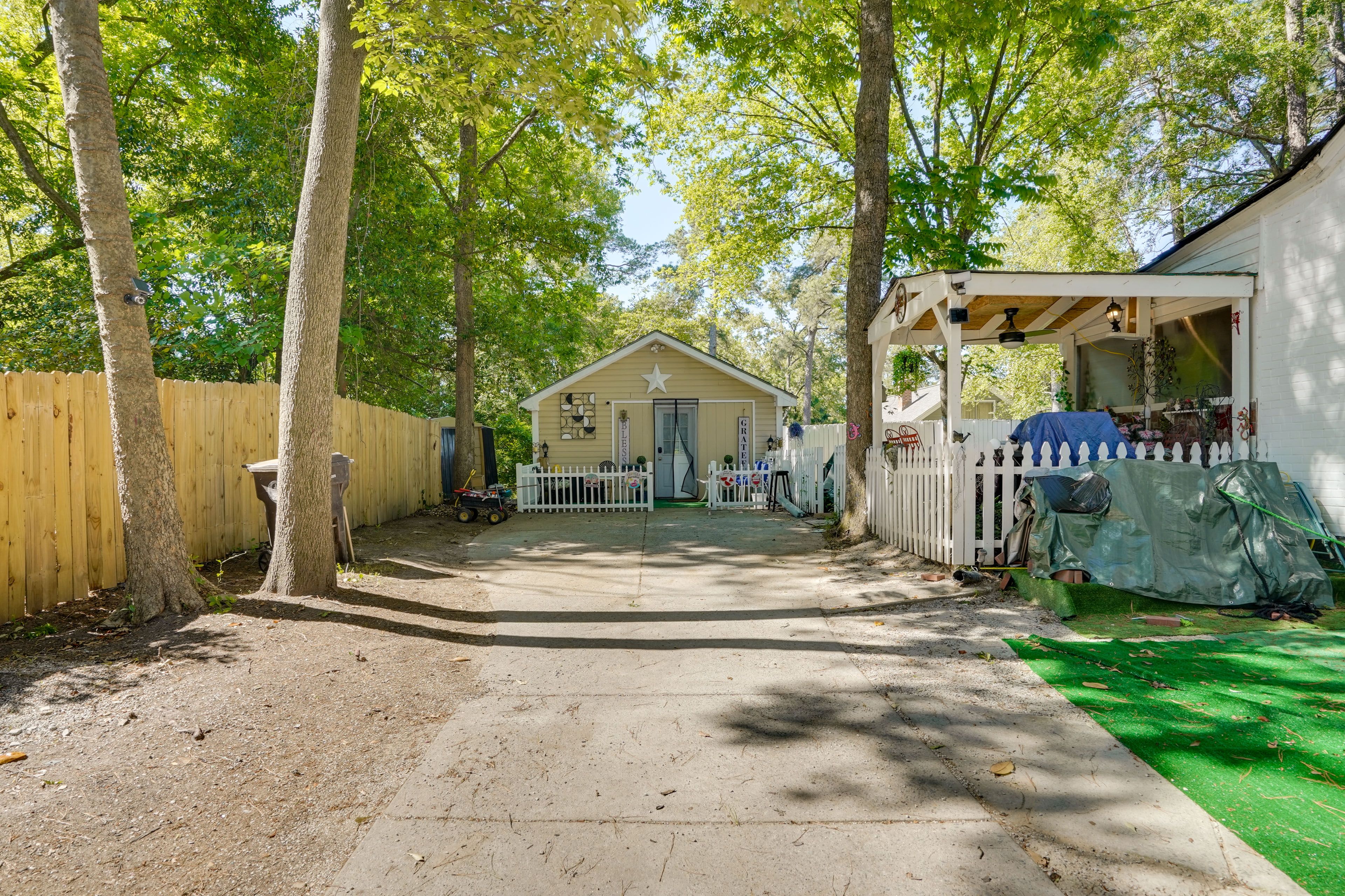 Parking | Driveway (1 Vehicle) | Free Street Parking