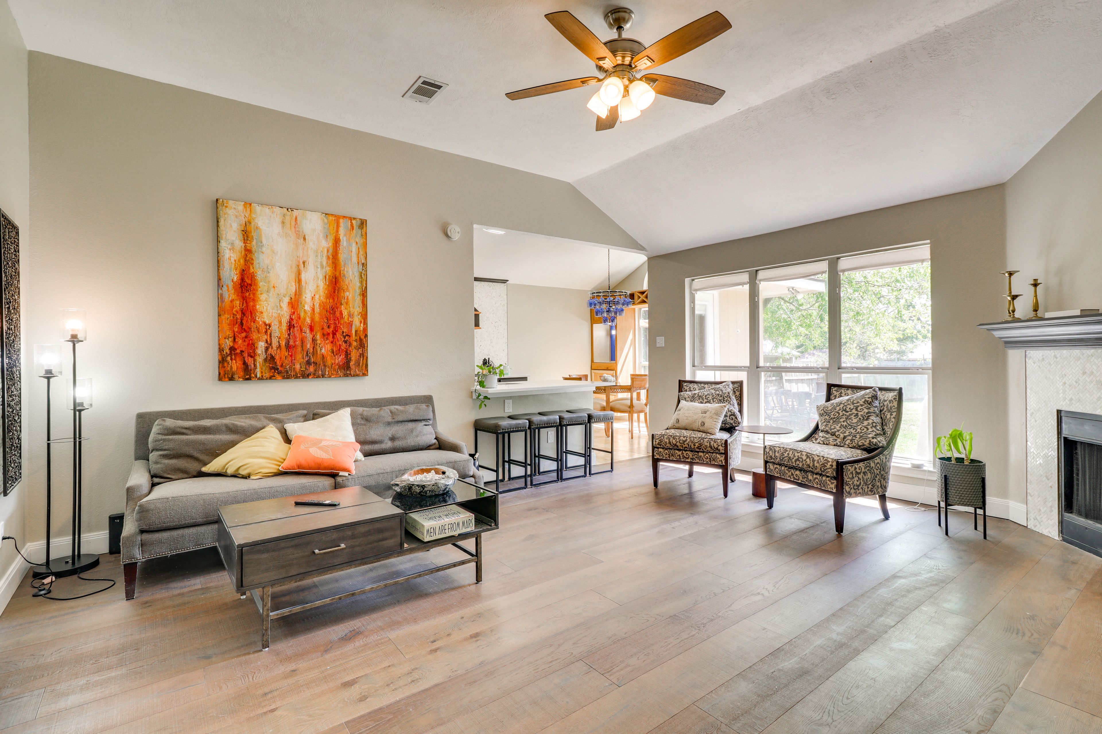 Living Room | Flat-Screen TV | Central Heating & A/C | Free WiFi