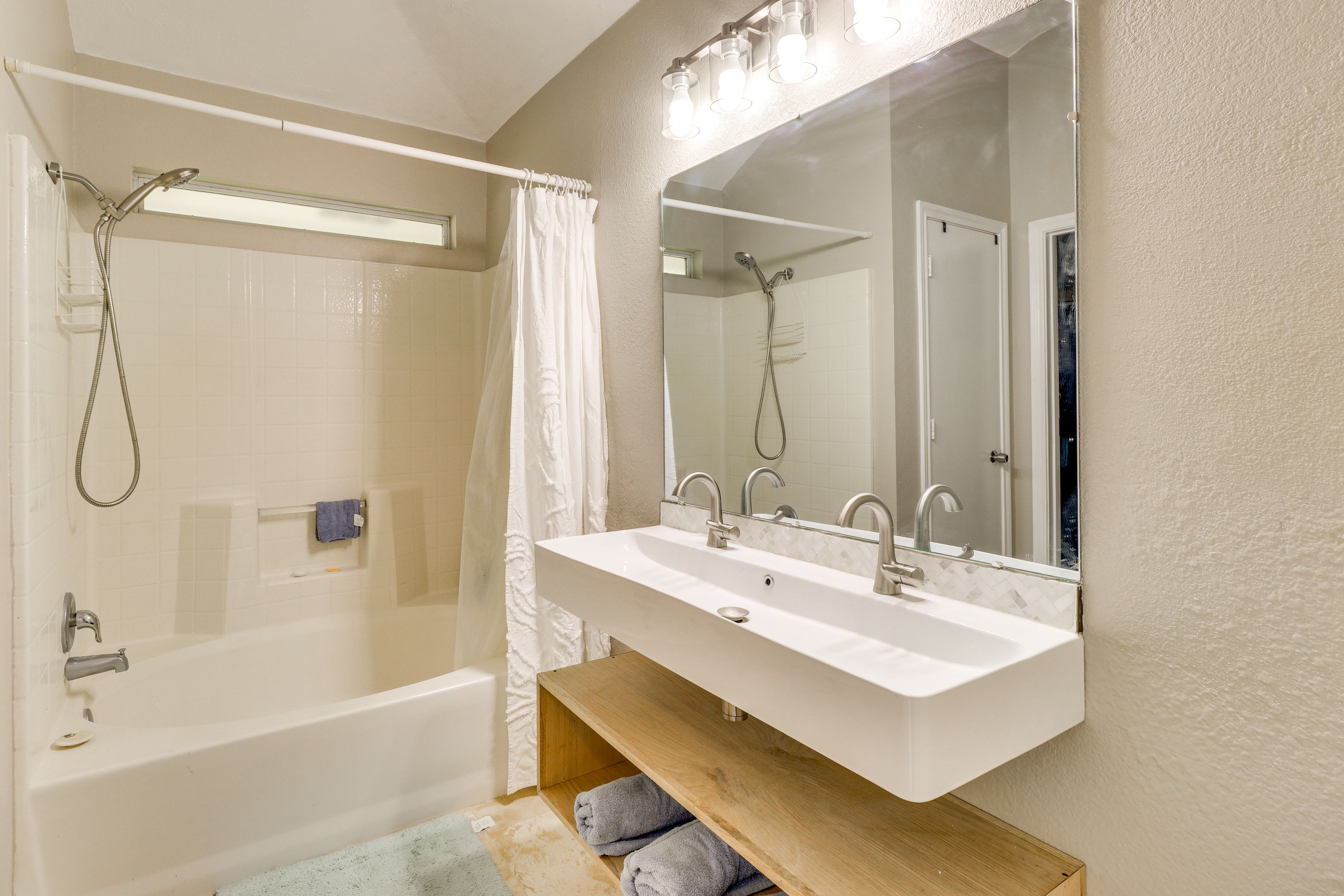 Full Bathroom | Complimentary Toiletries | Towels Provided