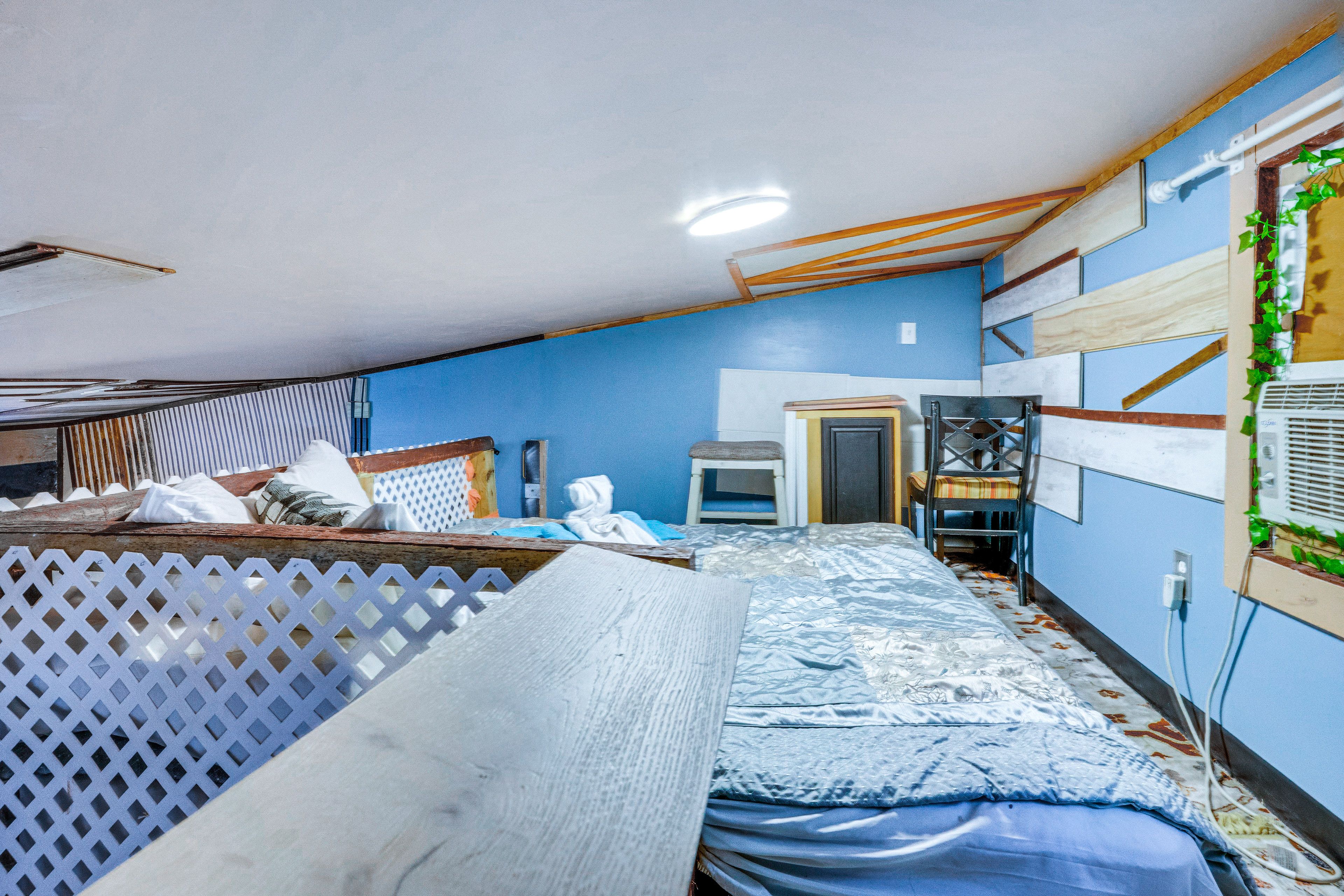 Studio | Loft | King Bed | Twin Futon | Linens Provided