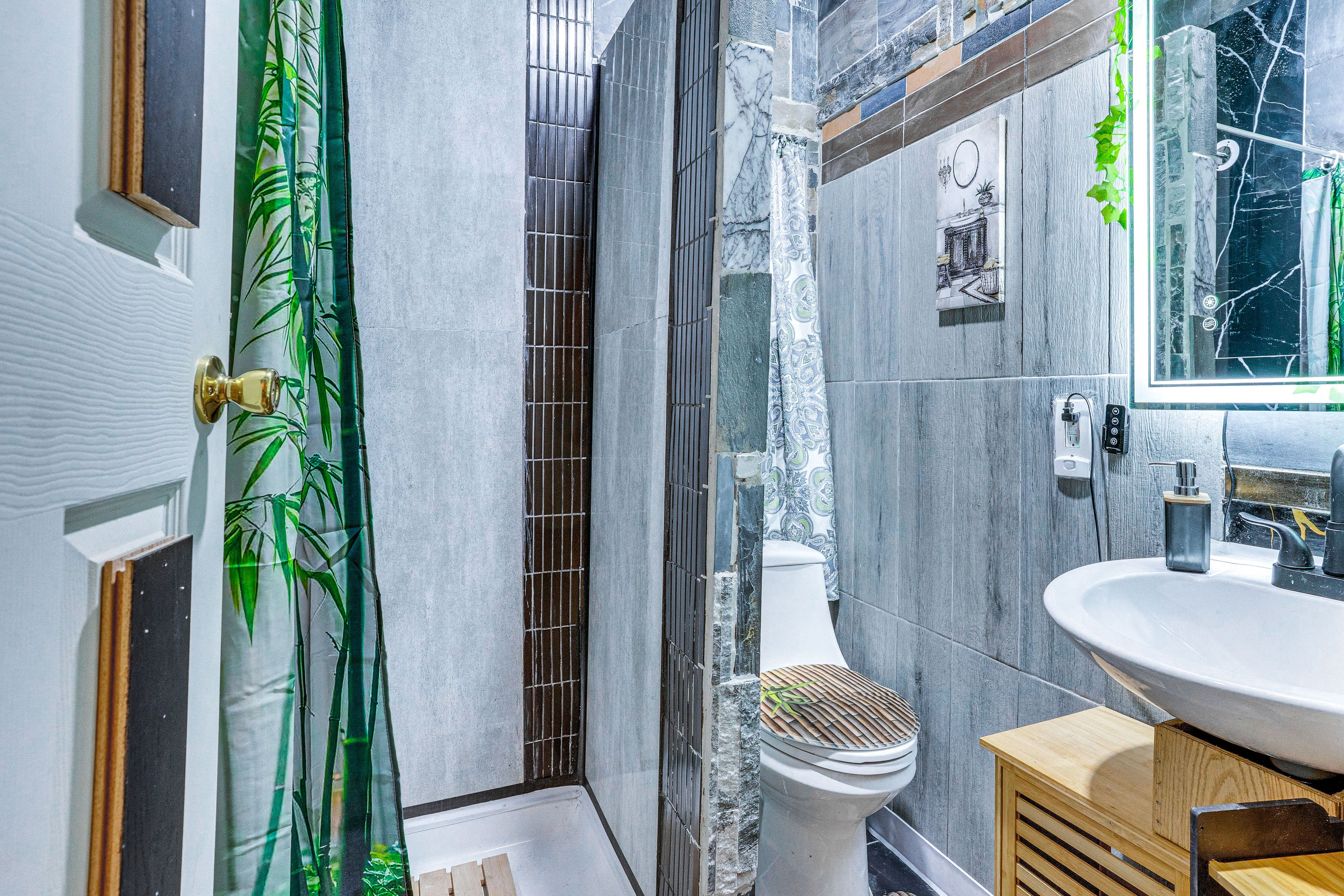 Studio | Full Bathroom | Towels Provided | Complimentary Toiletries