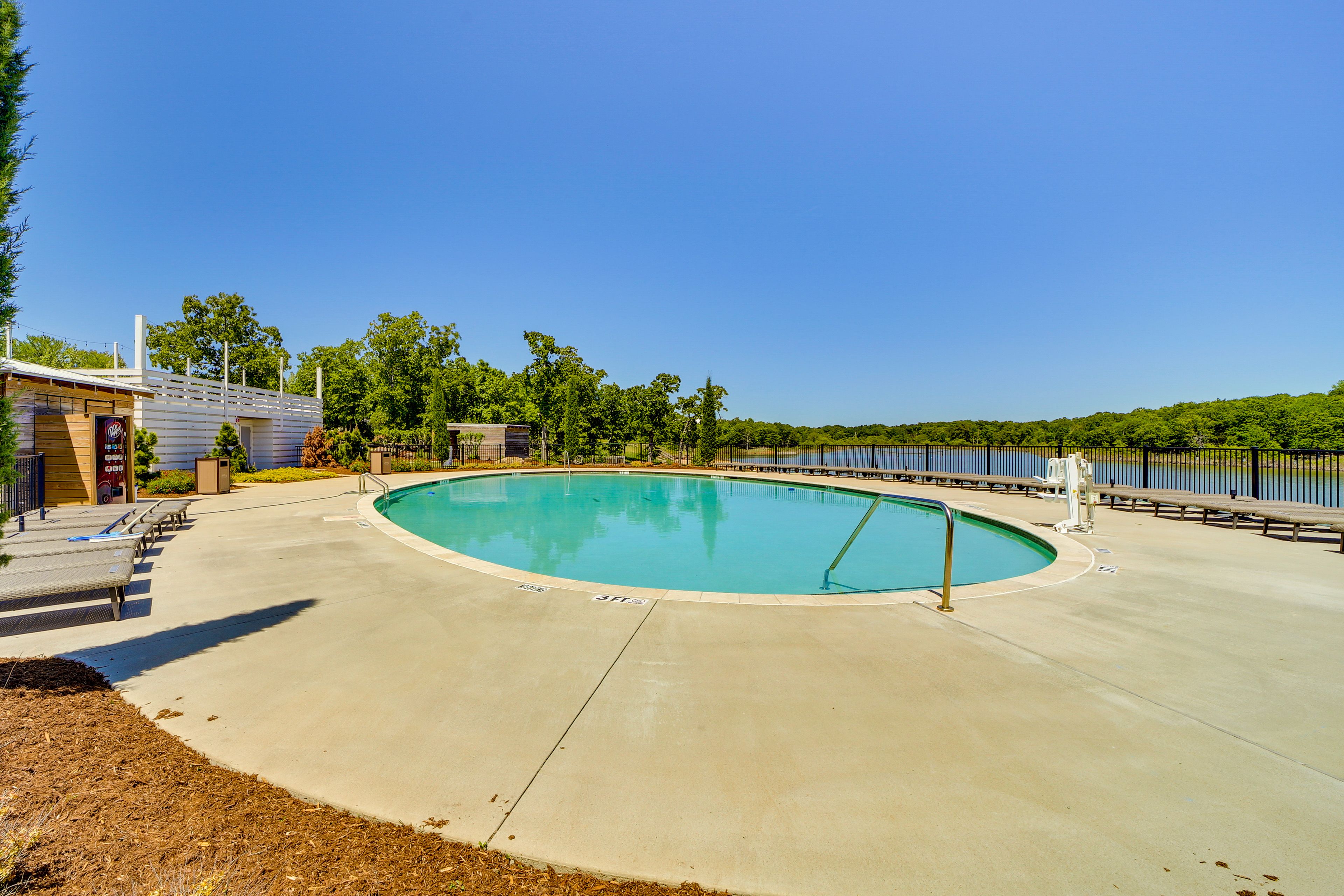 Carlton Landing Community Amenities | Pool | Hot Tub | Beach Access
