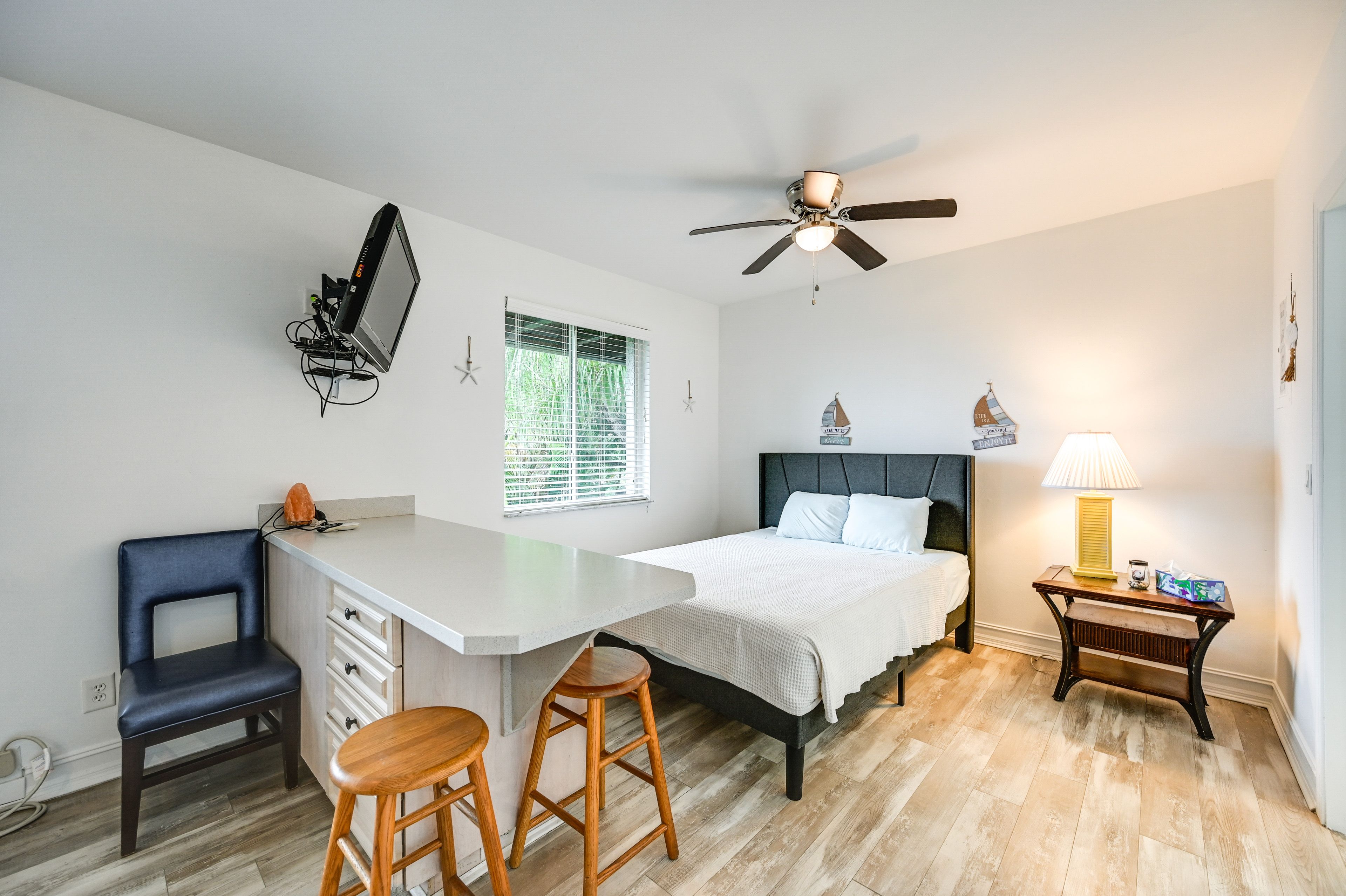 Studio | Queen Bed | Free WiFi | Central A/C & Heat