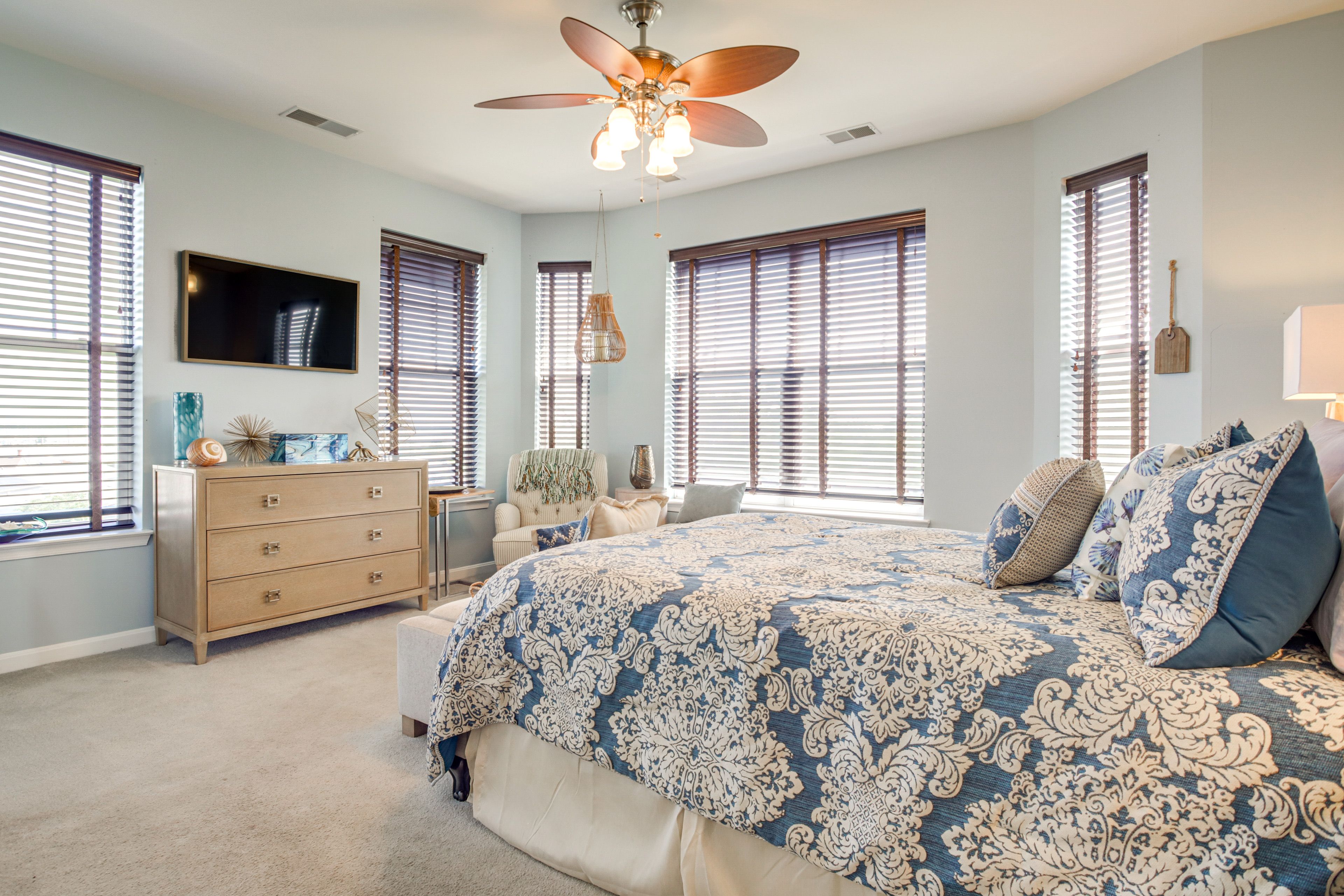 Bedroom 1 | Queen Bed | Smart TV | En-Suite Bathroom