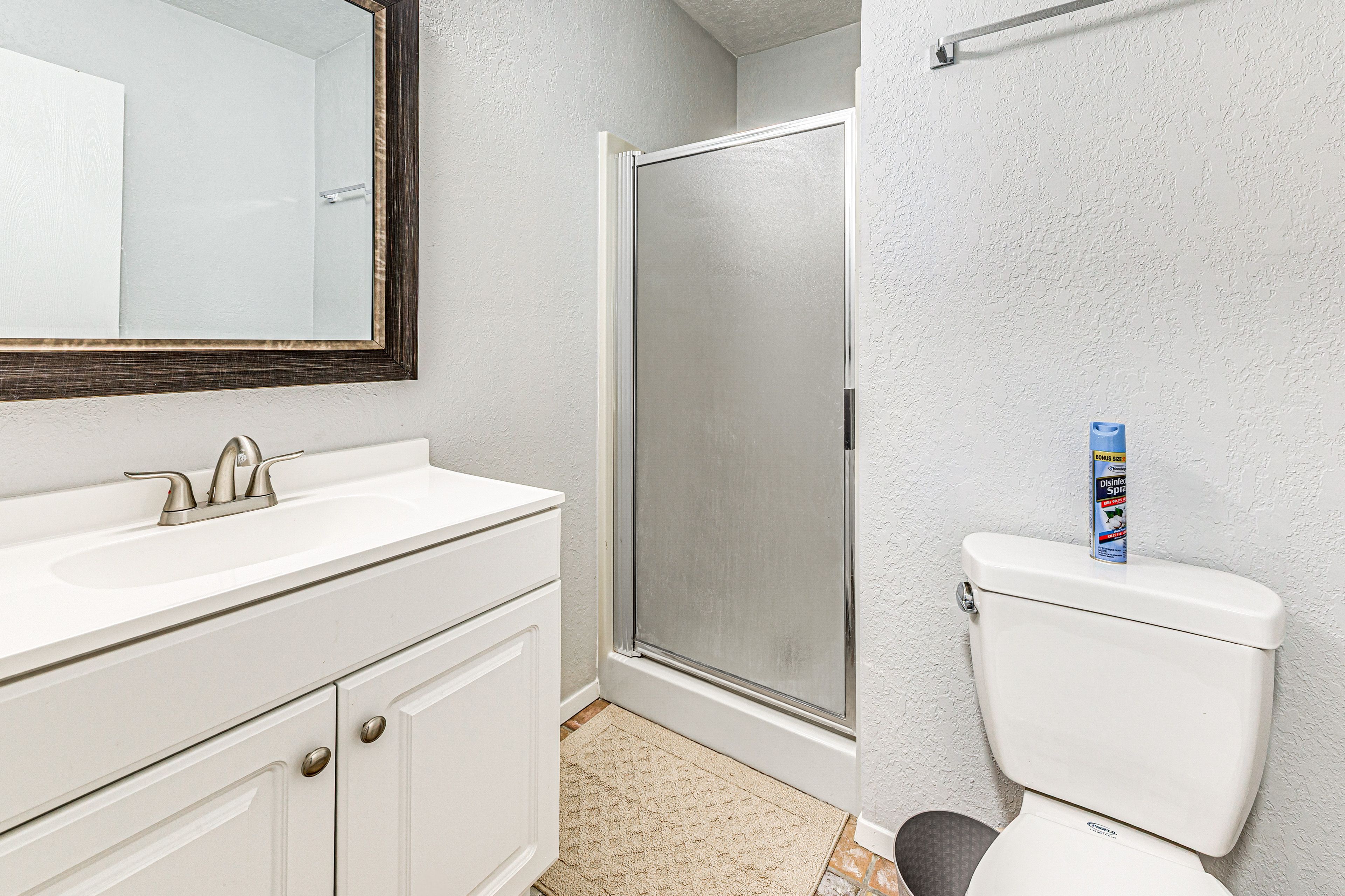 Full Bathroom | Towels Provided | 1st Floor
