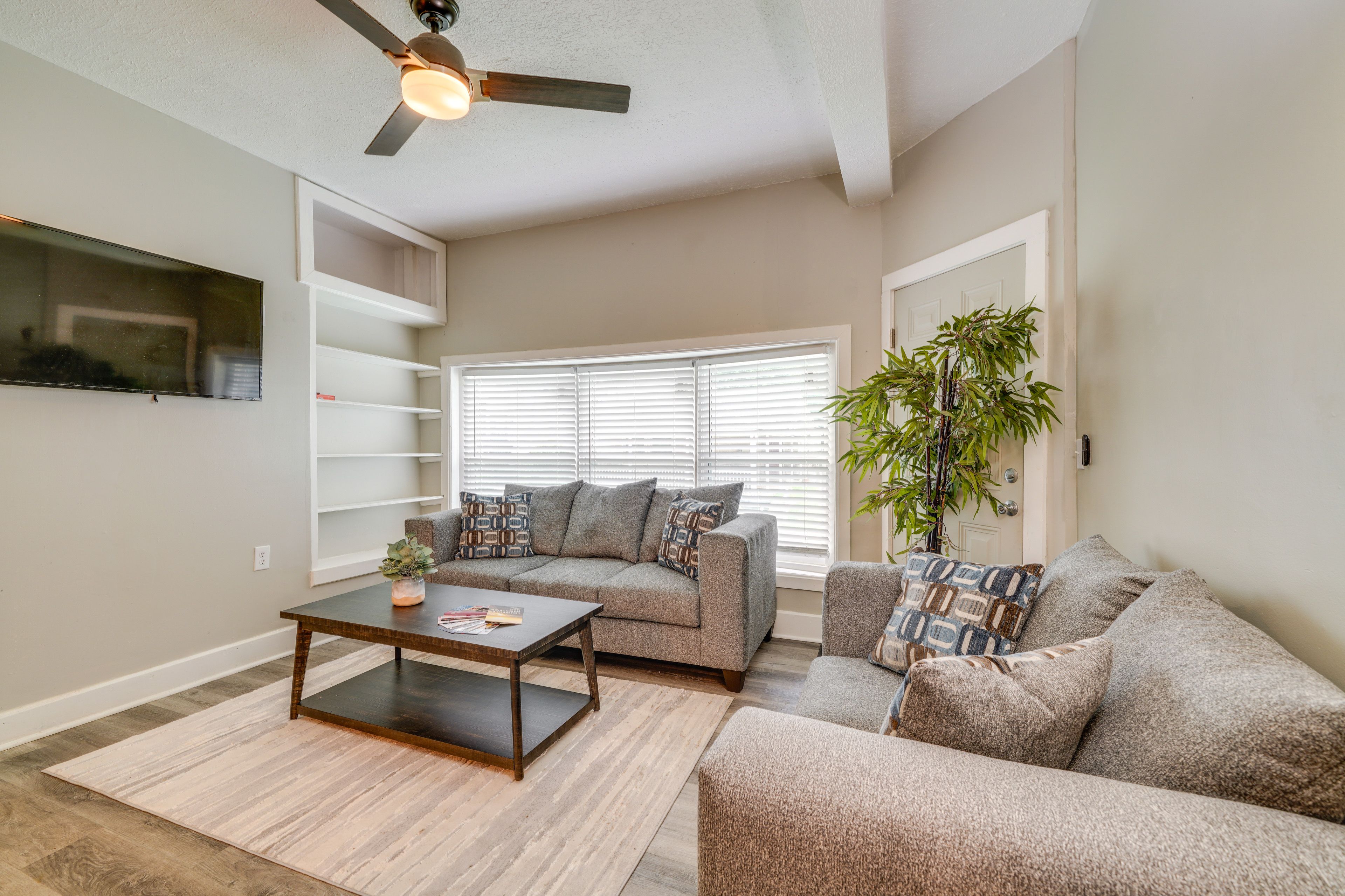 Living Room | Free WiFi | Central Heating & A/C | Smart TV