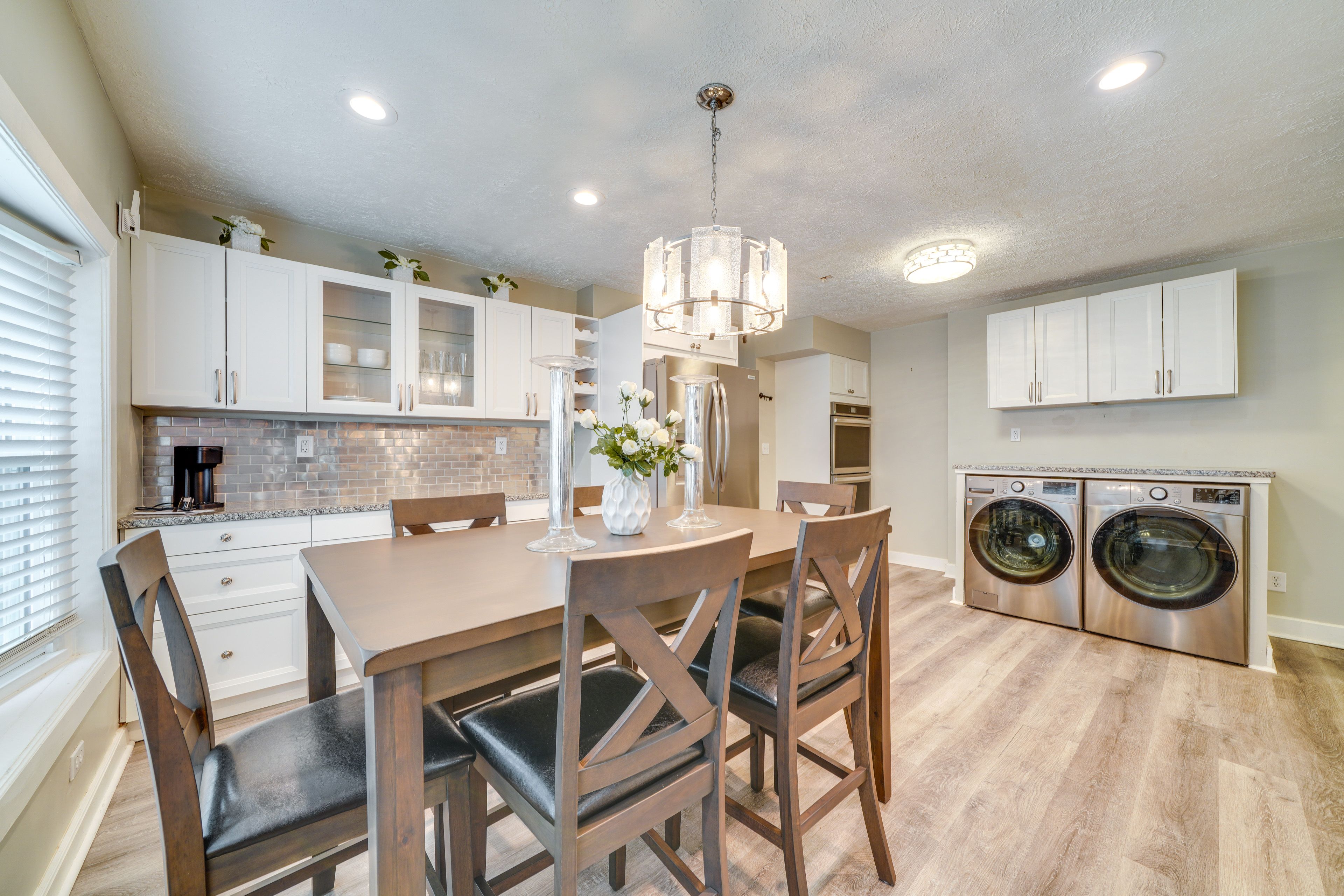 Dining Area | Dishware/Flatware Provided