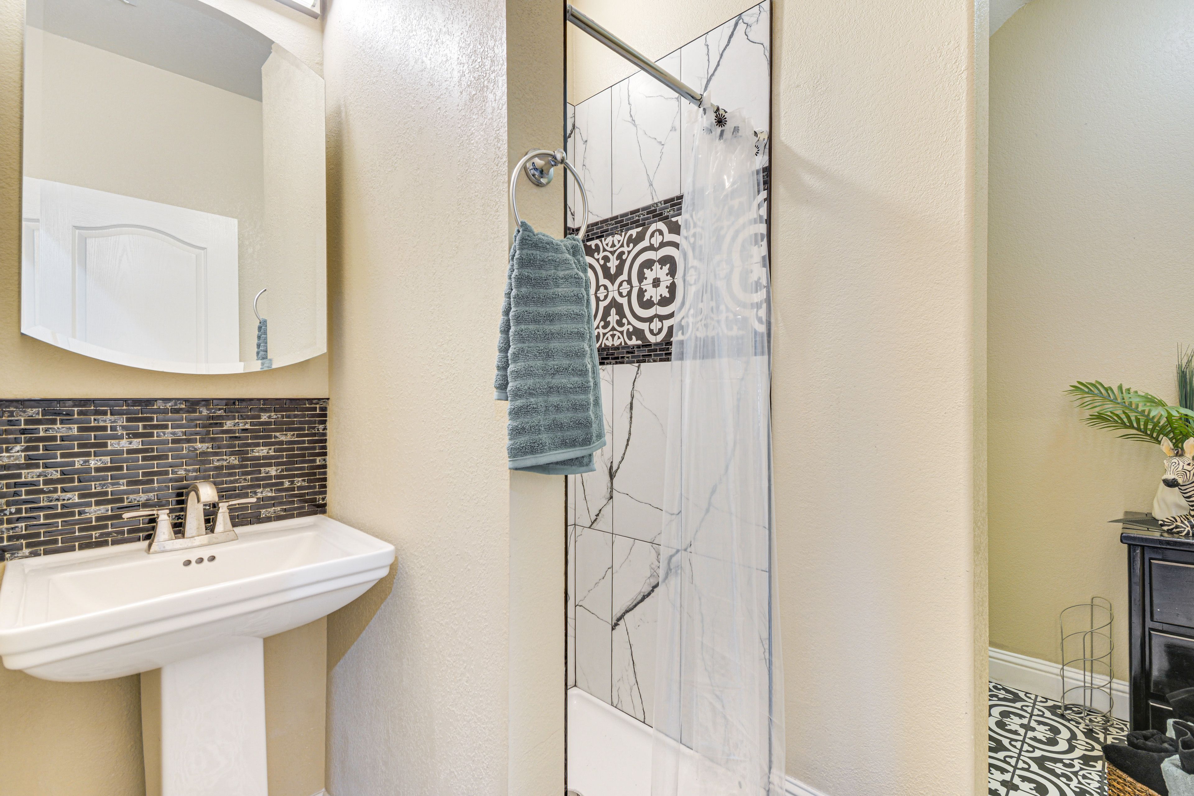 Full Bathroom | Towels Provided
