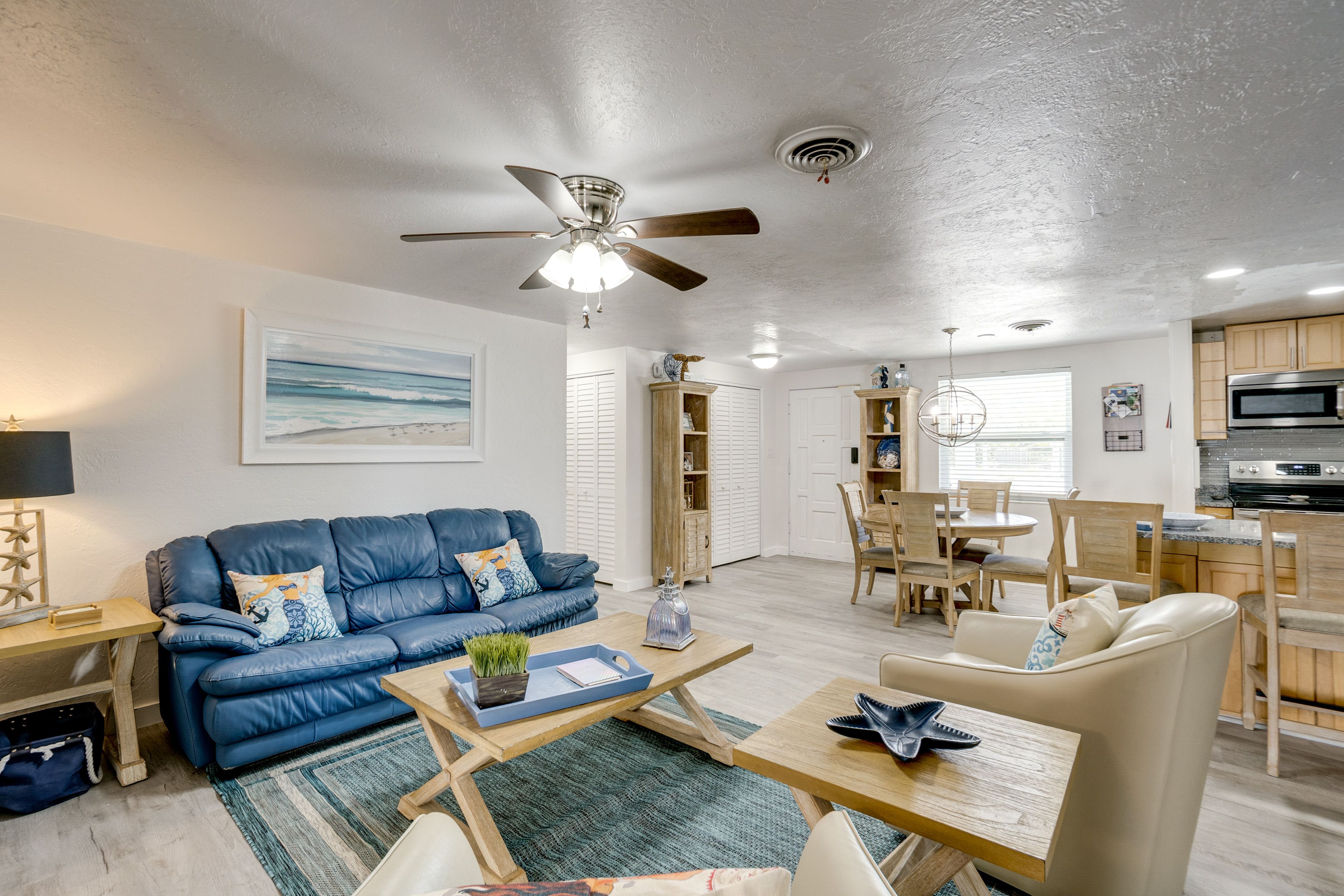 Living Room | Smart TV | Free WiFi | Central Heating & A/C