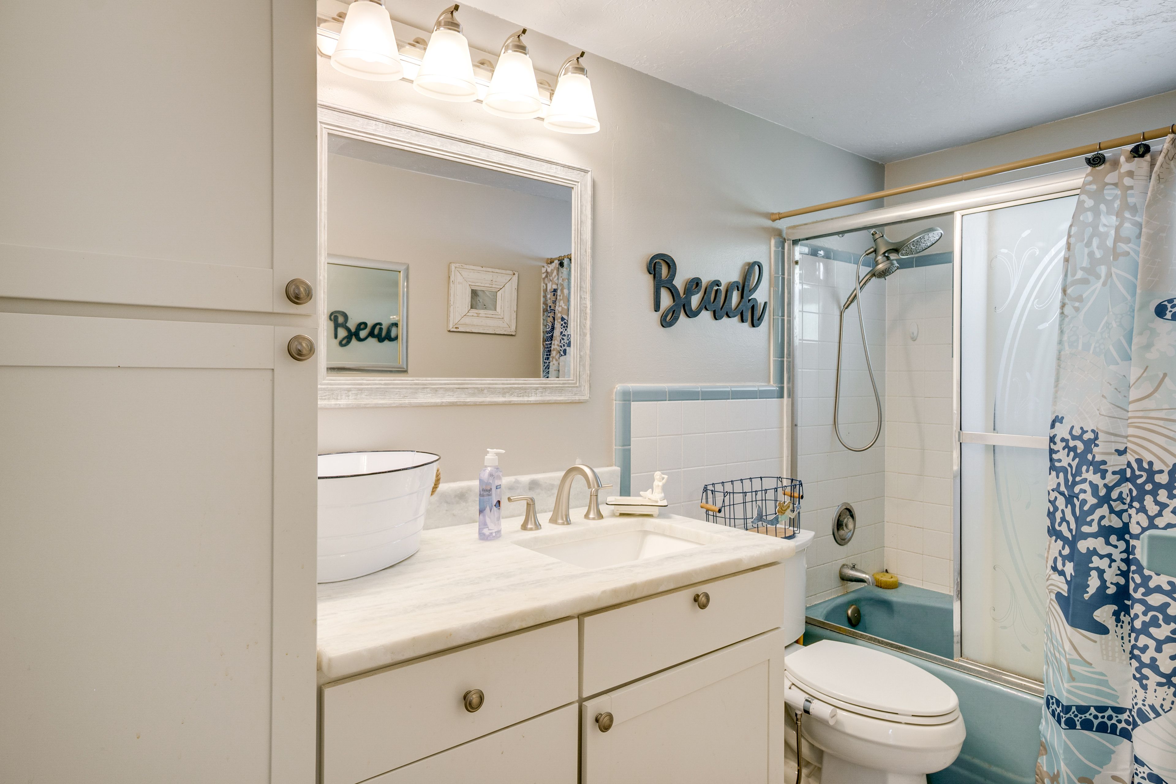 Full Bathroom | Towels Provided
